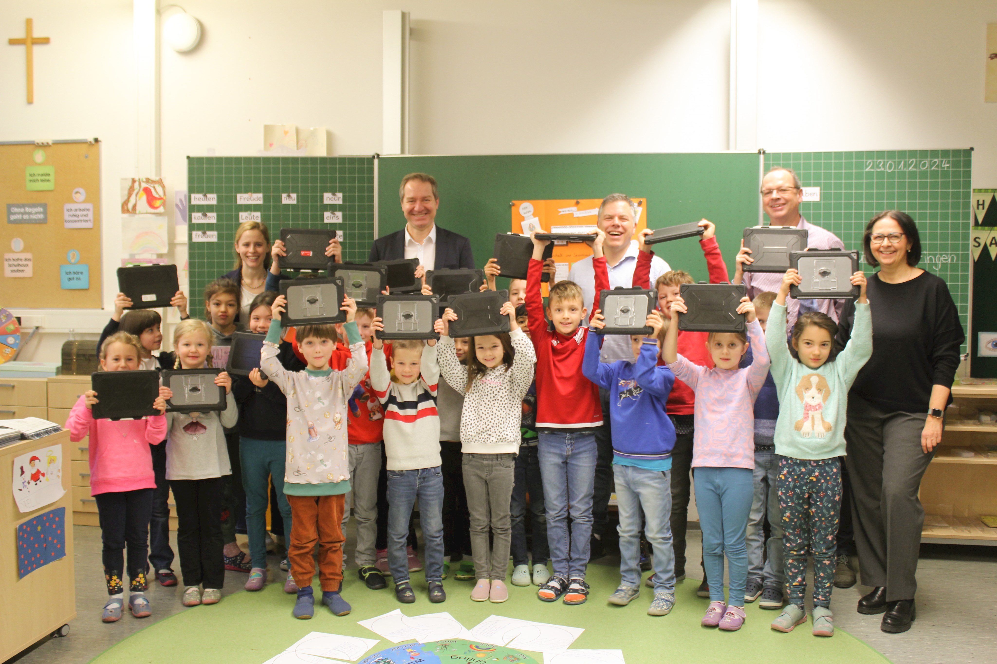 Tablets für Grundschule Woffenbach überreicht