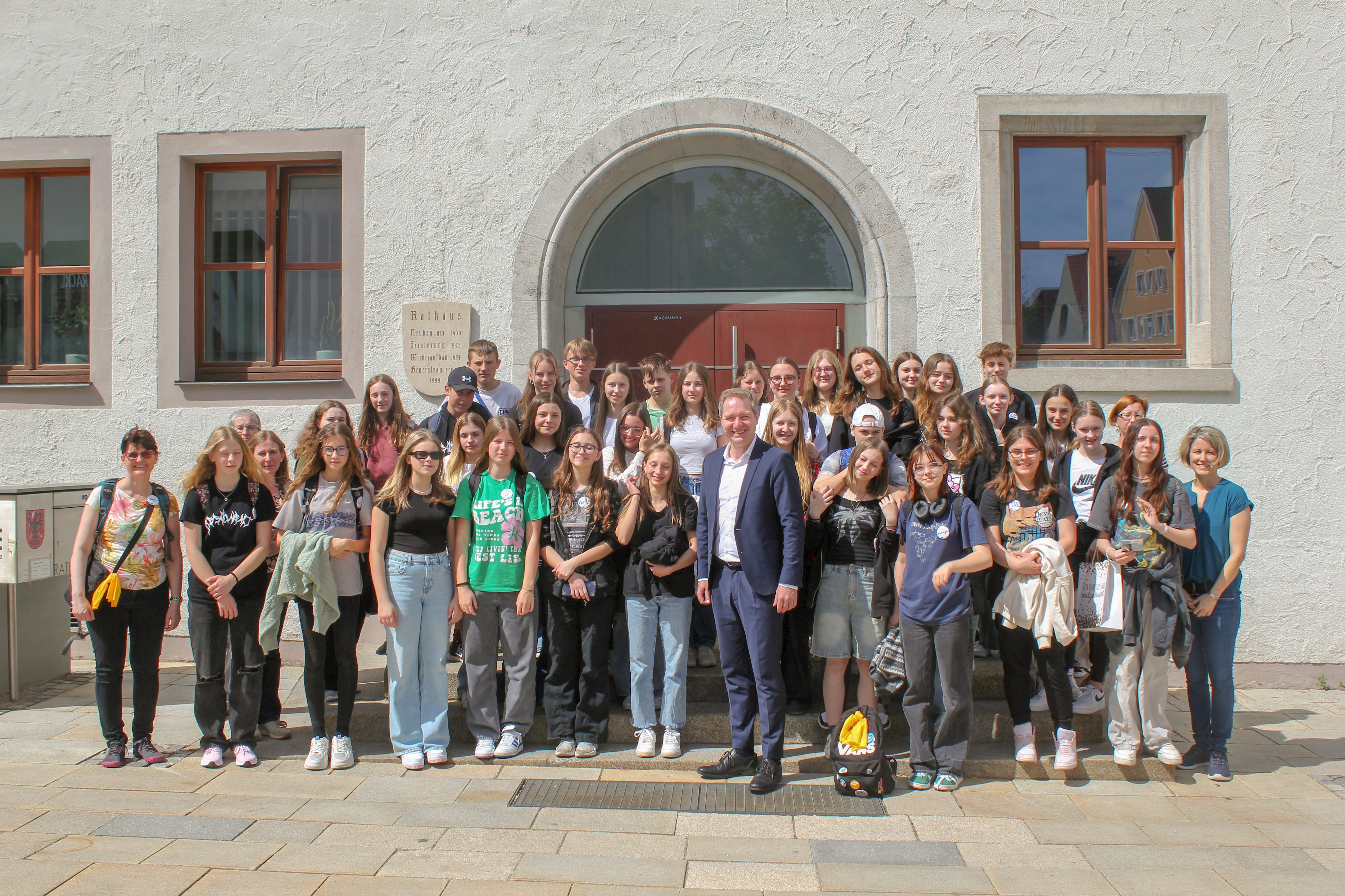 Tschechische Schülerinnen und Schüler aus Choceň zu Besuch im Neumarkter Rathaus
