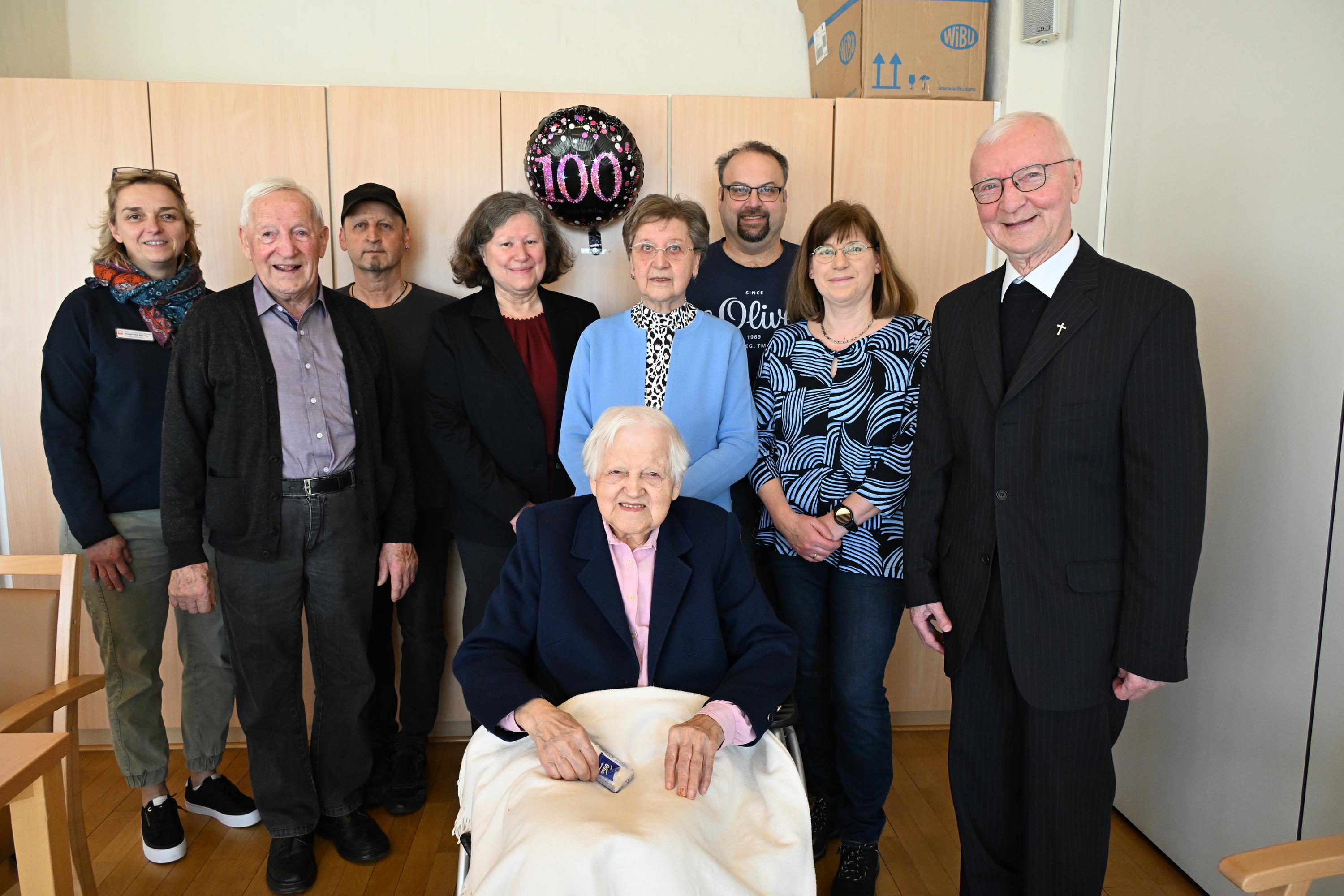 Babette Baamann feierte ihren 100. Geburtstag. Unter den Gratulanten war auch 2. Bürgermeisterin Getrud Heßlinger. Foto: Rohrer Leider haben wir keinen Alternativtext zu diesem Bild, aber wir arbeiten daran.