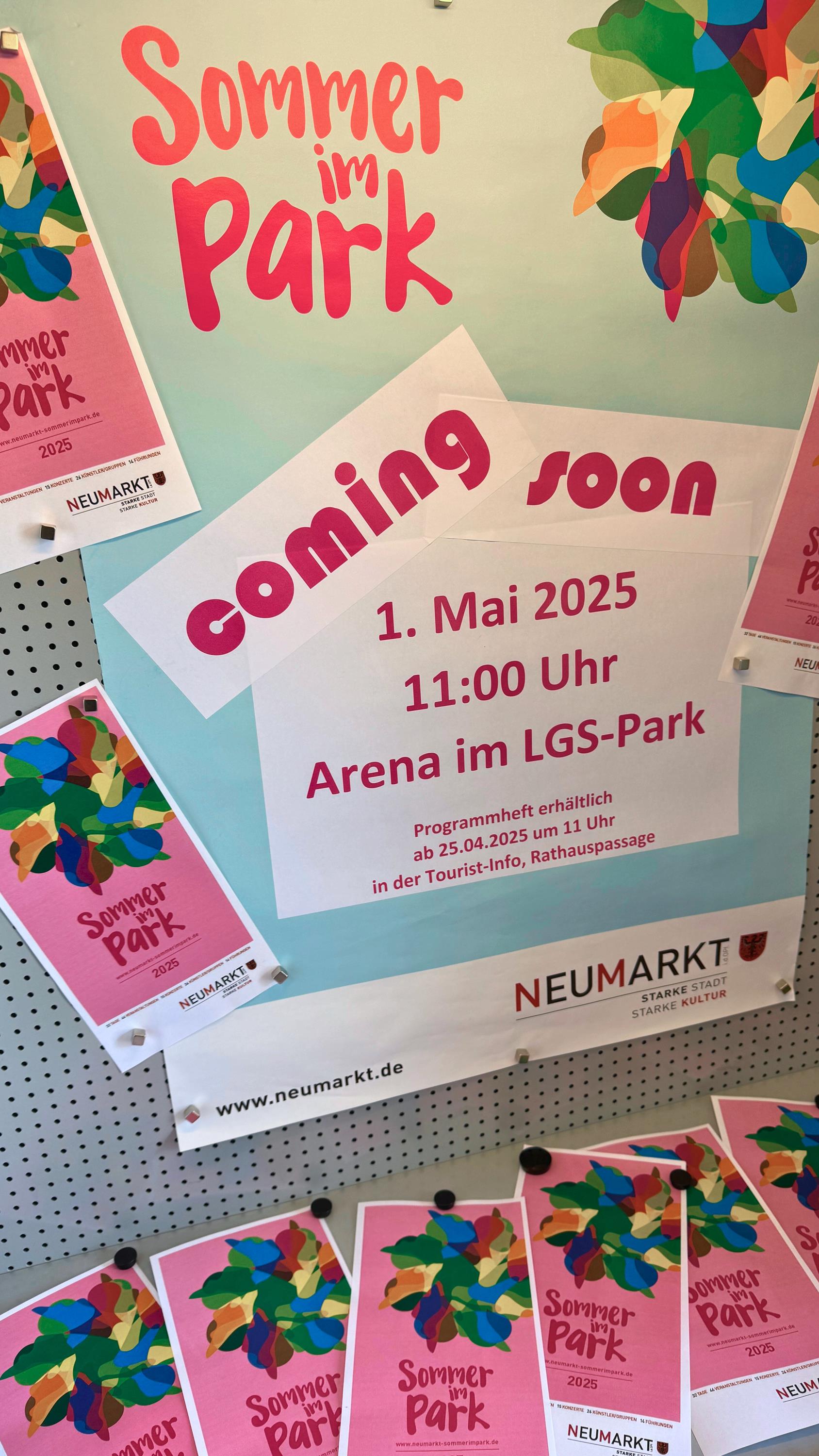 Das Programmheft zu Sommer im Park 2025 kann ab dem 25.04.2025 hier heruntergeladen werden Das Programmheft zu Sommer im Park 2025 kann ab dem 25.04.2025 hier heruntergeladen werden