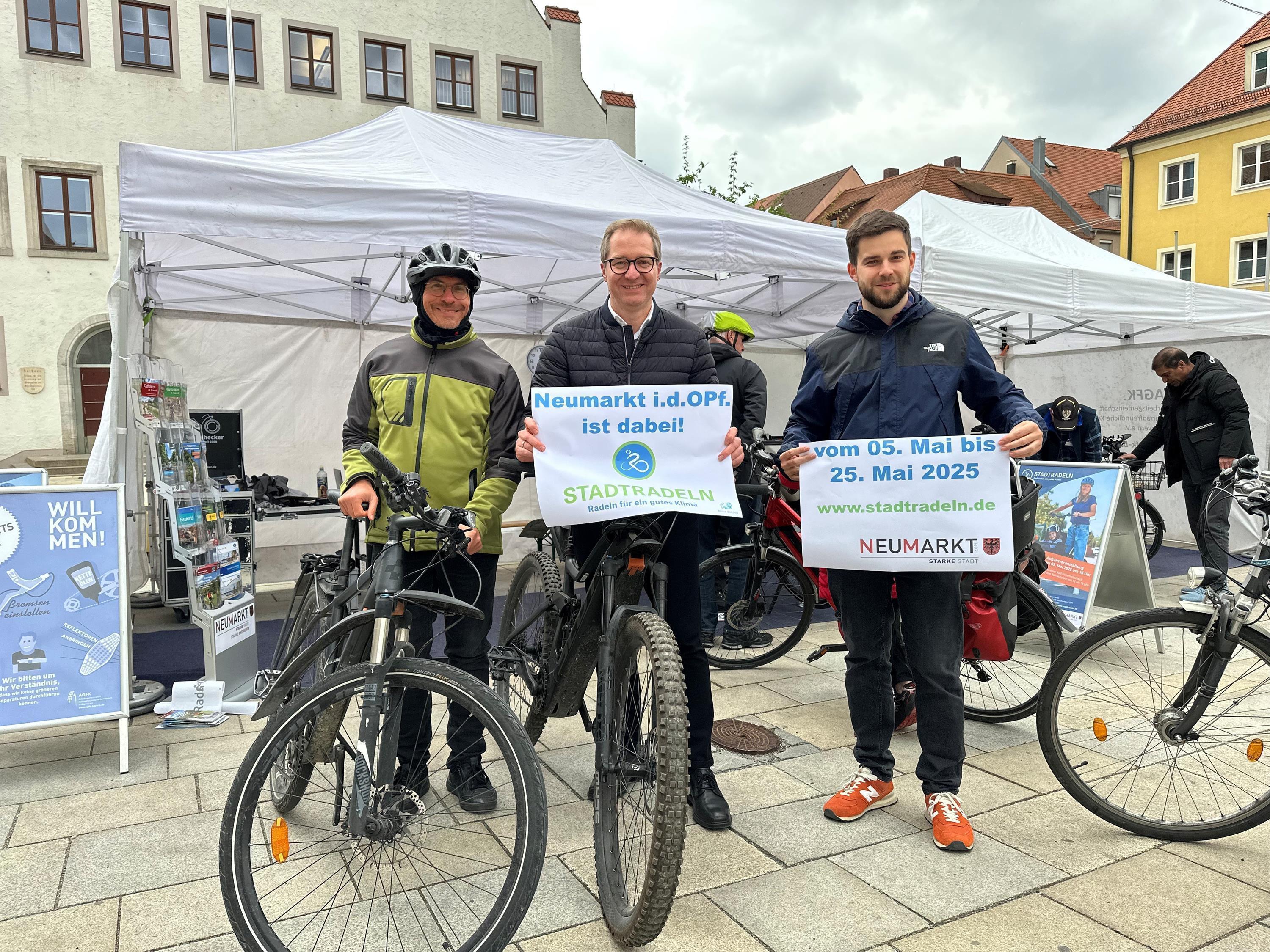 Oberbürgermeister Markus Ochsenkühn (Mitte), Lehrer Martin Keitel (links) vom Ostendorfer Gymnasium und Felix Mühlbauer, Stadtradeln-Koordinator in der Stadtverwaltung, freuen sich auf die Aktion. Foto: Müller