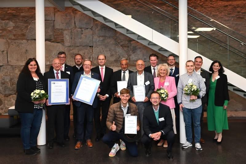 Den Preis für die Stadt Neumarkt nahmen Verwaltungsdirektor Linus Sklenarz (kniend, rechts) und Manuel Kania (links daneben), Geschäftsführer des „Makers‘ Home“, entgegen. Foto: IHK