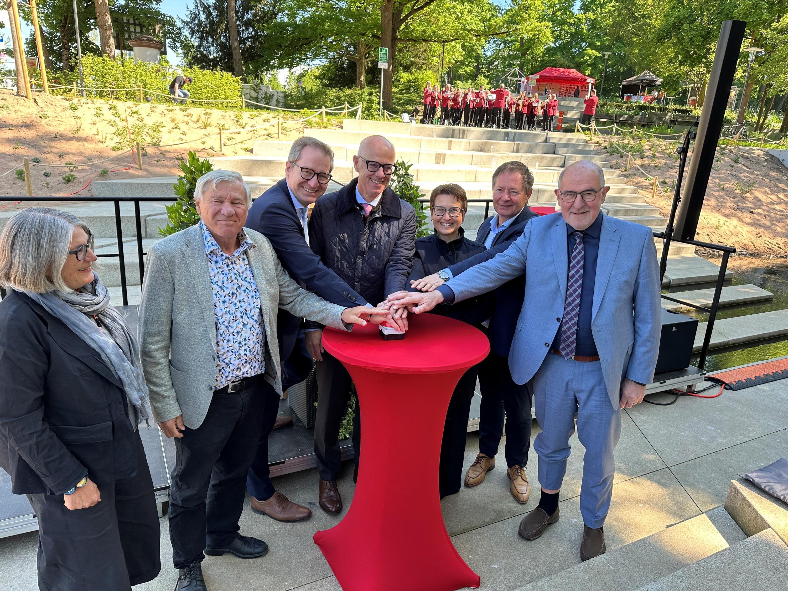 Landschaftsarchitektin Rita Lex-Kerfers, Alt-OB Alois Karl, OB Markus Ochsenkühn, Regierungspräsident Walter Jonas, MdB Susanne Hierl, Alt-OB Thomas Thumann und Landrat Willibald Gailler starteten die Wasserspiele.