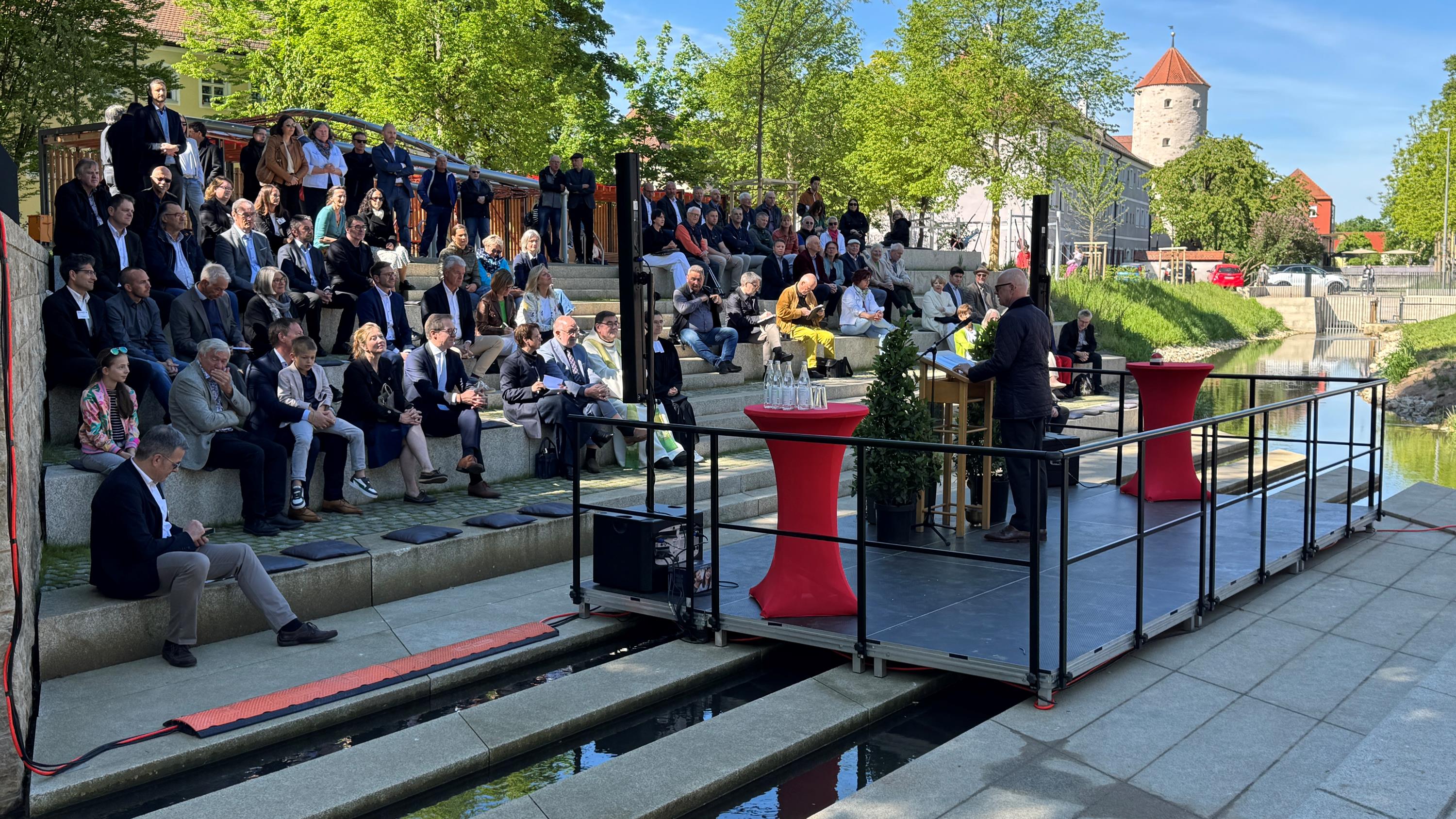 Der Regierungspräsident der Oberpfalz Walter Jonas während seiner Rede zur Eröffnung des Stadtparks.