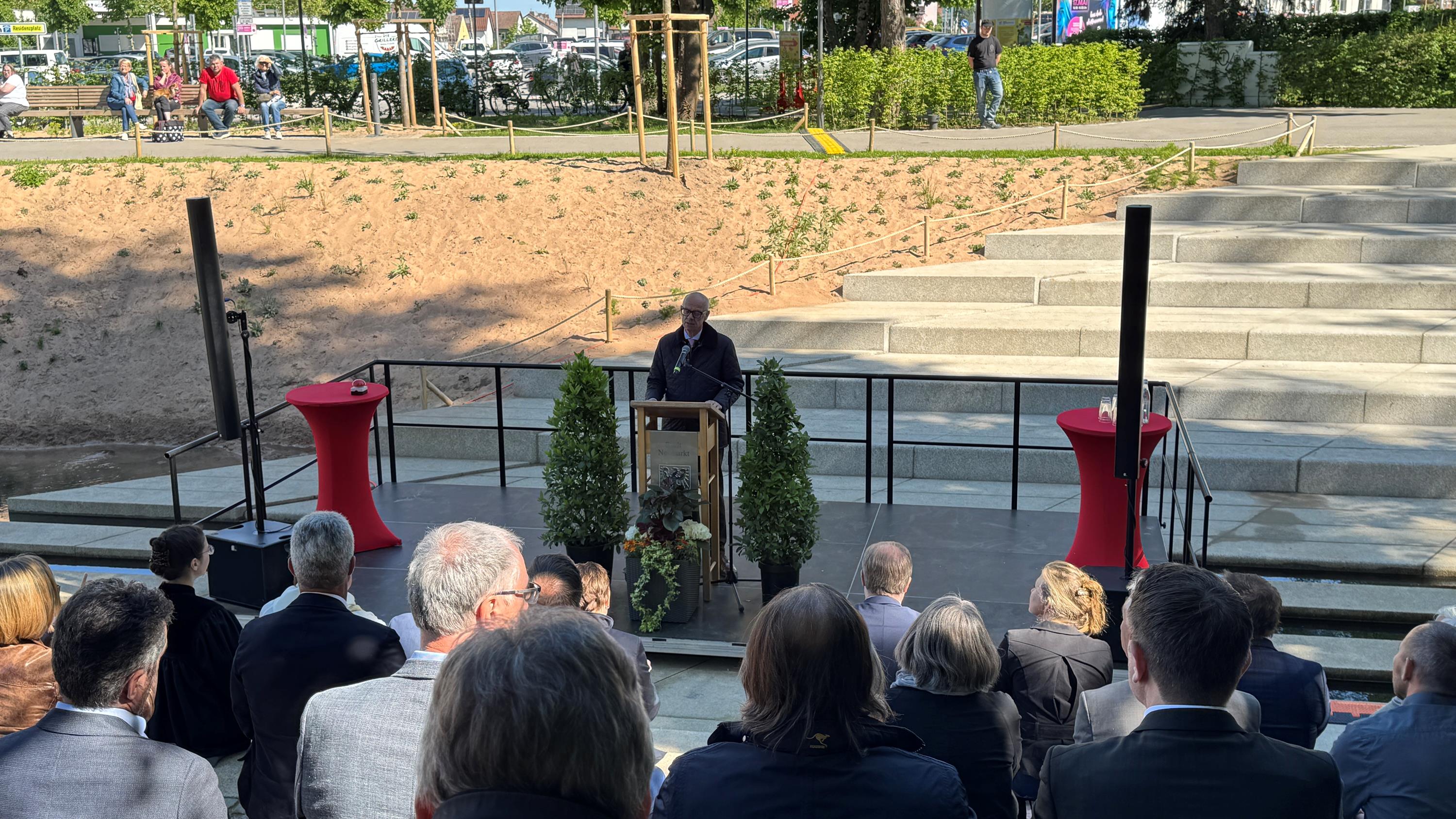 Der Regierungspräsident der Oberpfalz Walter Jonas vor dem Wasserspiel im Stadtpark.