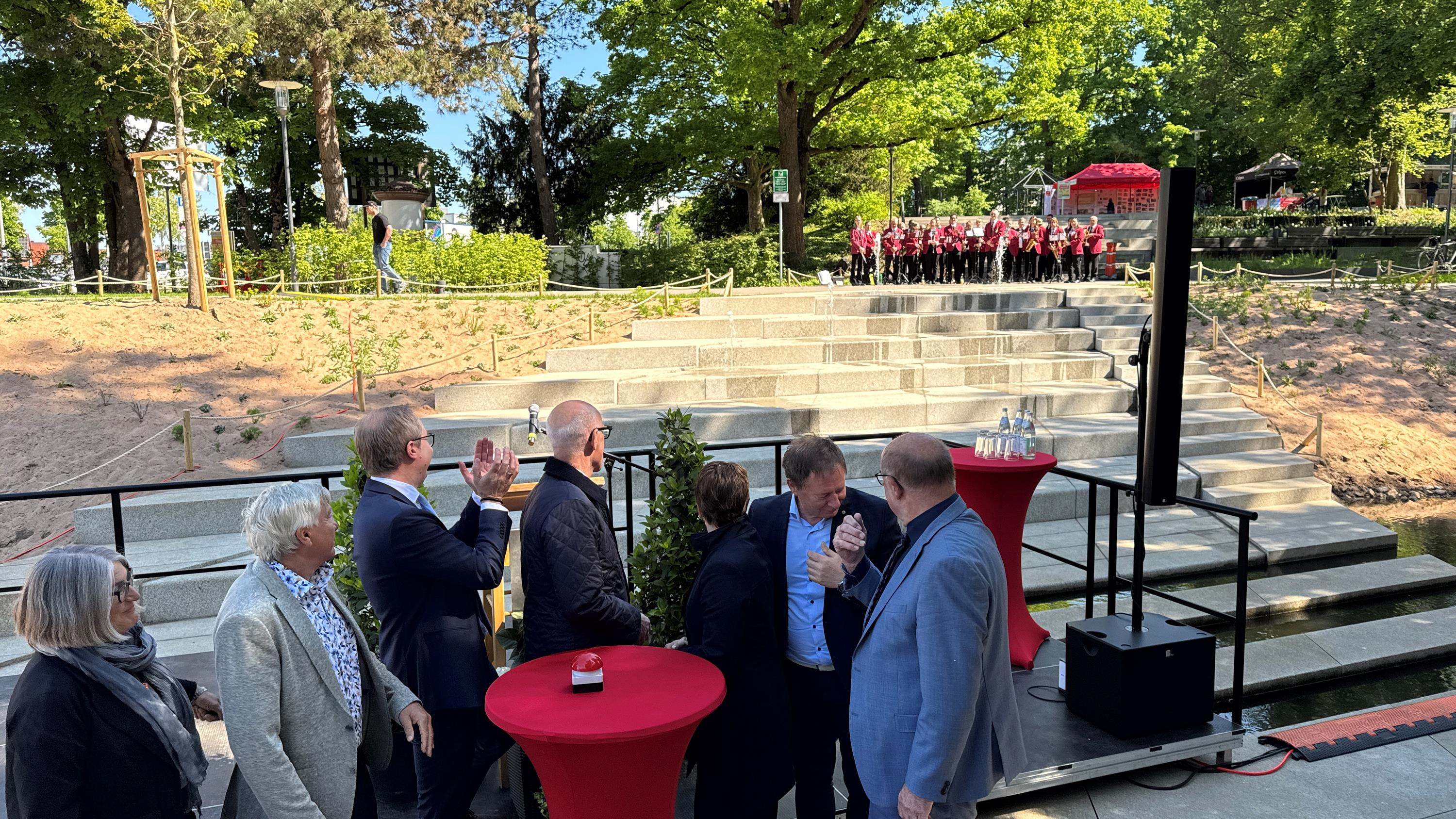 Architektin Rita Lex-Kerfers, MdB a.D. Alois Karl, Oberbürgermeister Markus Ochsenkühn, Regierungspräsident Walter Jonas, MdB Susanne Hierl, Oberbürgermeister a.D. Thomas Thumann und Landrat Willibald Gailler (v.l.) beim Startschuss für das neue Wasserspiel.
