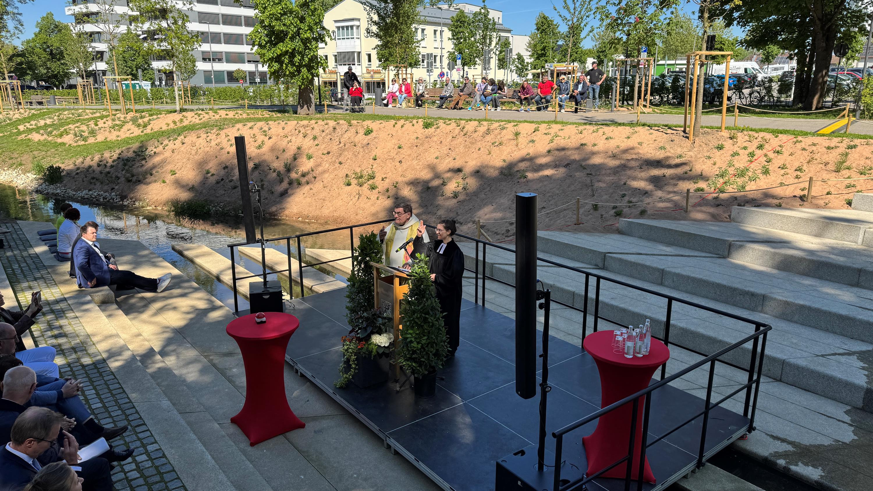 Domkapitular Norbert Winner und Vikarin Rebecca Weidinger segnen den Stadtpark.