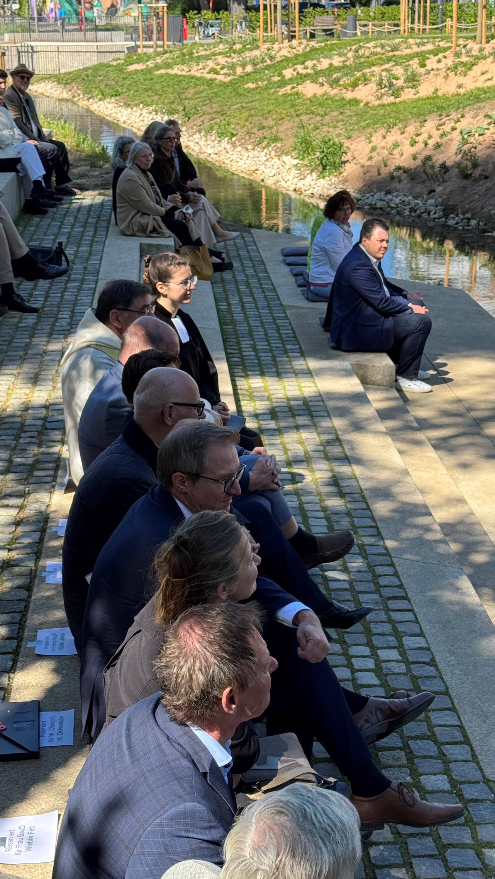 Oberbürgermeister a.D. Thomas Thumann, Wiebke Fett von der Regierung der Oberpfalz, Oberbürgermeister Markus Ochsenkühn, Regierungspräsident Walter Jonas, MdB Susanne Hierl, Landrat Willibald Gailler, Domkapitular Norbert Winner und Vikarin Rebecca Weidinger (von unten) lauschen der Werkvolkkapelle.