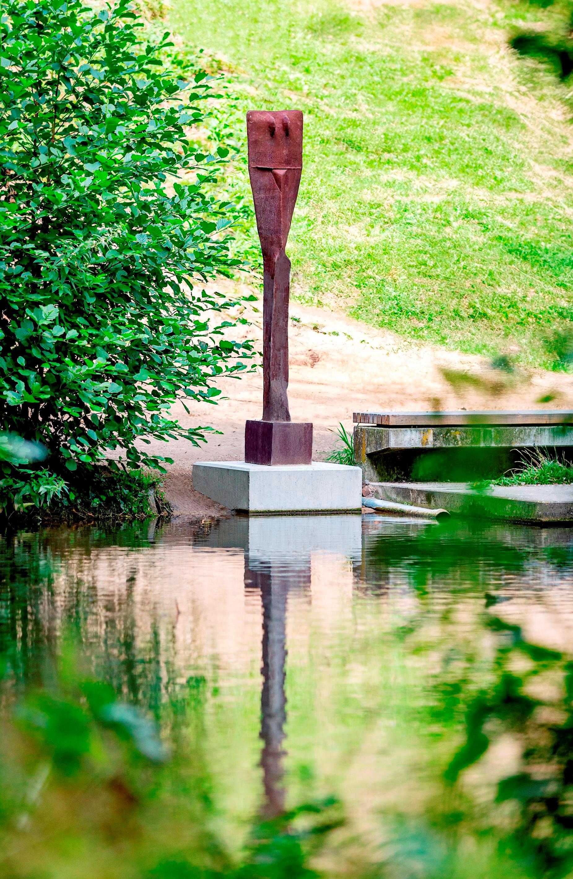 Bild: Lothar Fischers „Großes gesockeltes Idol“ von 1977 am Weiher im Stadtpark Neumarkt. Foto: Marcus Rebmann Bild: Lothar Fischers „Großes gesockeltes Idol“ von 1977 am Weiher im Stadtpark Neumarkt. Foto: Marcus Rebmann
