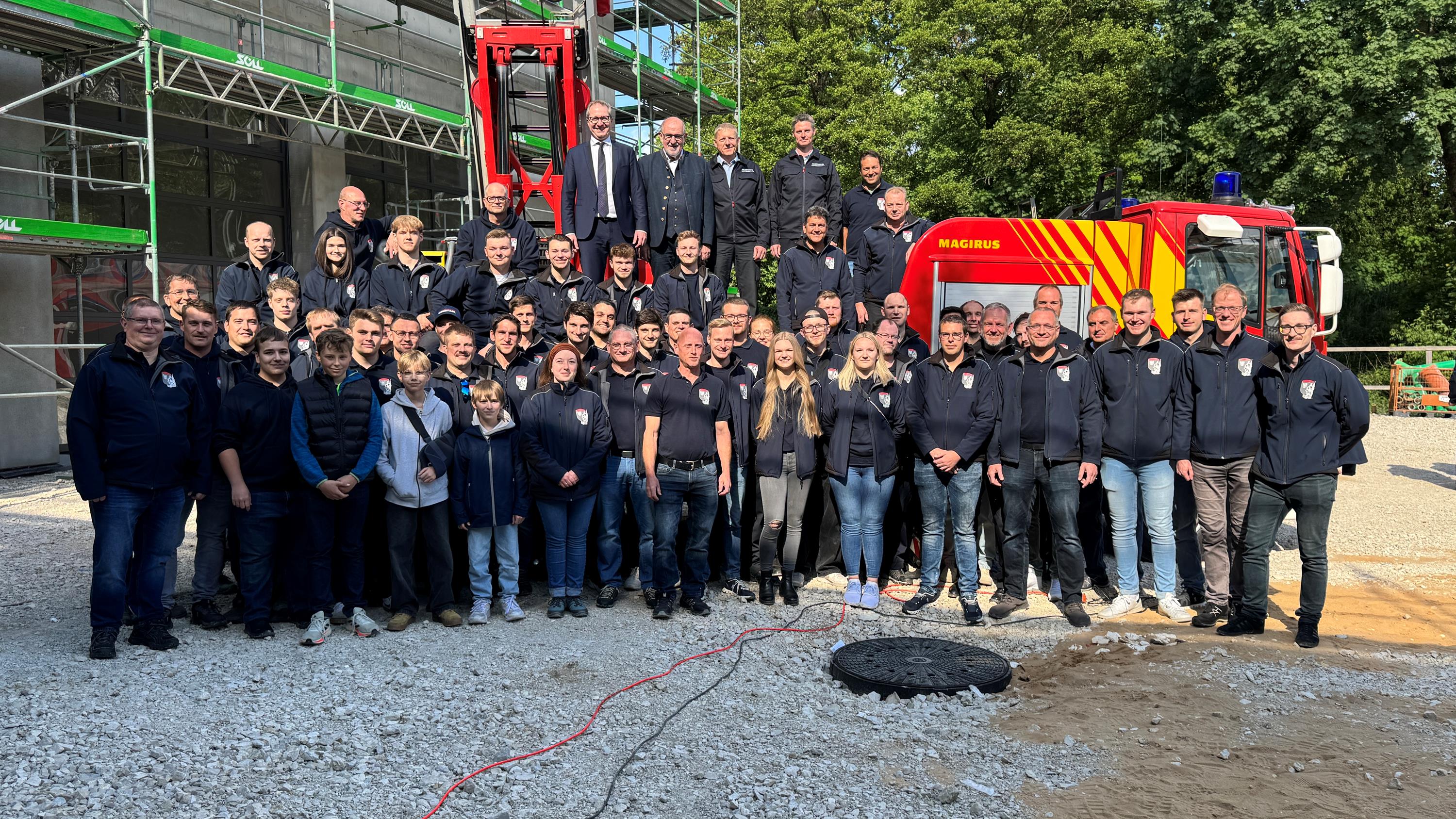 Die Feuerwehrleute der Freiwilligen Feuerwehr Neumarkt mit OB Markus Ochsenkühn, Landrat Willibald Gailler, Stadtbrandinspektor Christian Kürzinger und Stadtbrandmeister Roland Ehrnsberger (hinten oben).