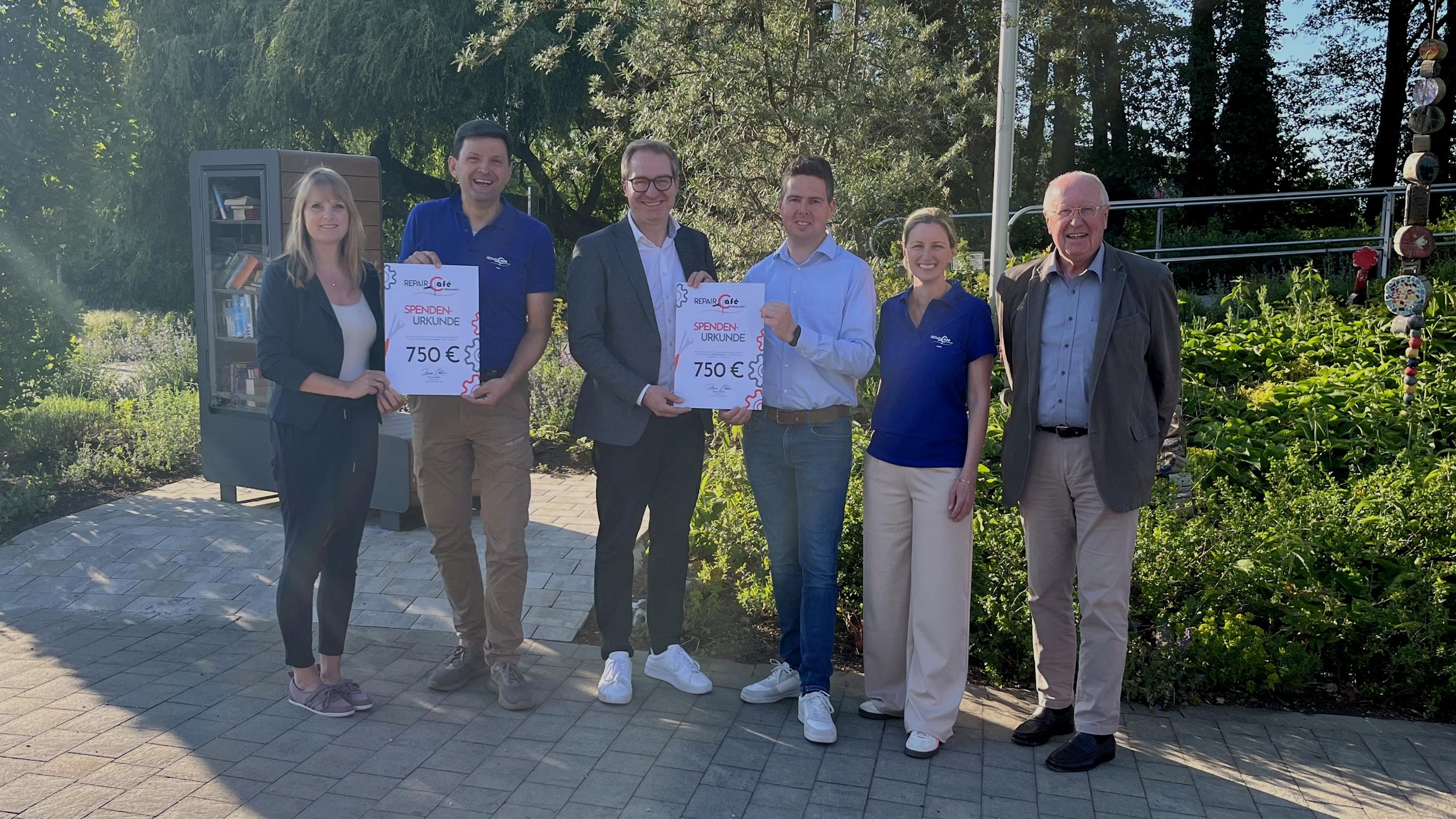 Sonja Schambeck (Tafel Neumarkt), Thomas Stadler (Repair Café), Oberbürgermeister Markus Ochsenkühn, Christian Karl (Jura Werkstätten), Judith Himmler (Freiwilligenagentur Stadt Neumarkt), Dr. Wilhelm Baur (Lebenshilfe Neumarkt e.V.) Fotografin: Anke Eierhoff Sonja Schambeck (Tafel Neumarkt), Thomas Stadler (Repair Café), Oberbürgermeister Markus Ochsenkühn, Christian Karl (Jura Werkstätten), Judith Himmler (Freiwilligenagentur Stadt Neumarkt), Dr. Wilhelm Baur (Lebenshilfe Neumarkt e.V.) Fotografin: Anke Eierhoff