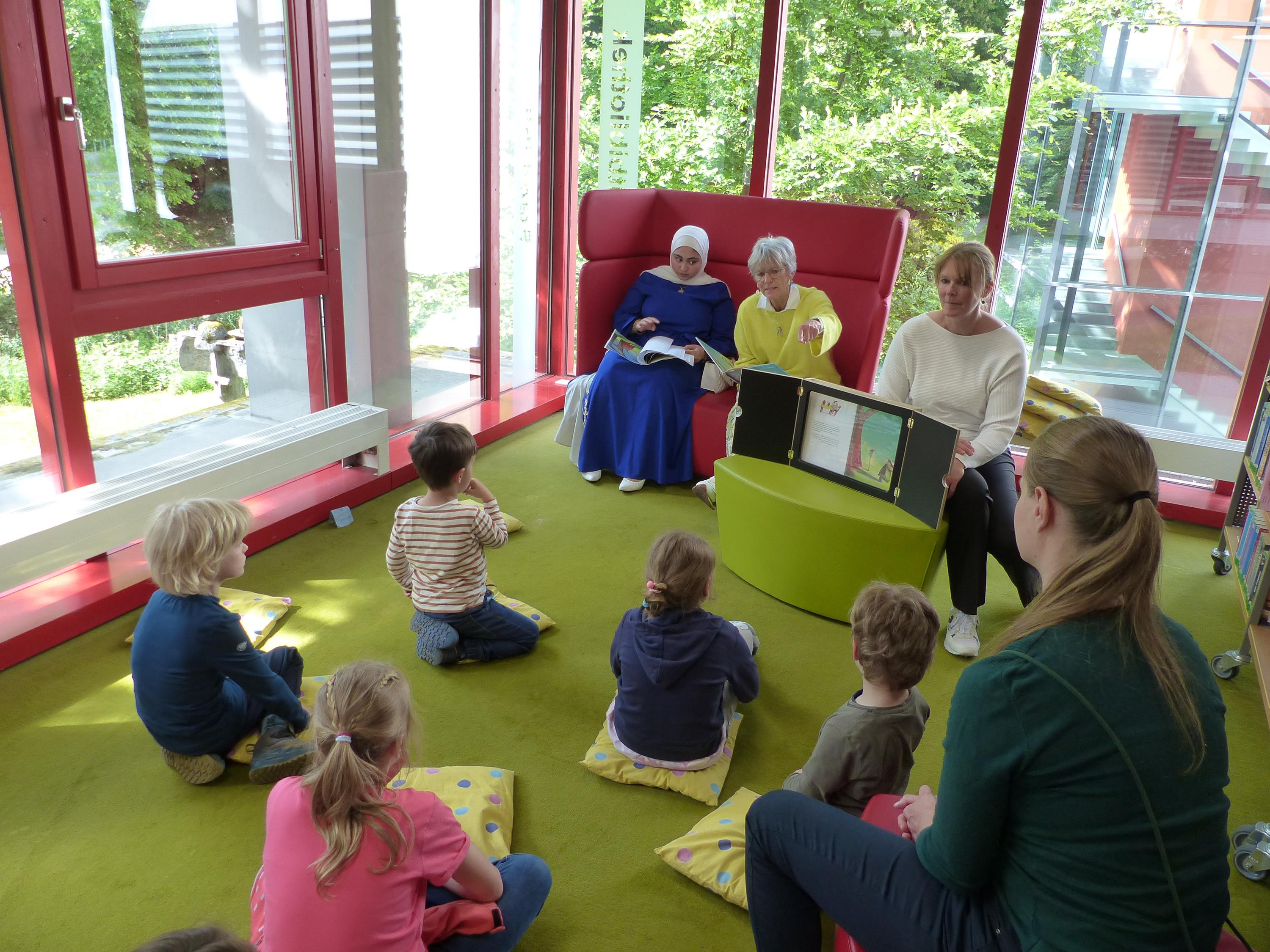 Mehrsprachiges Vorlese-Erlebnis bei „Alt liest für Jung“