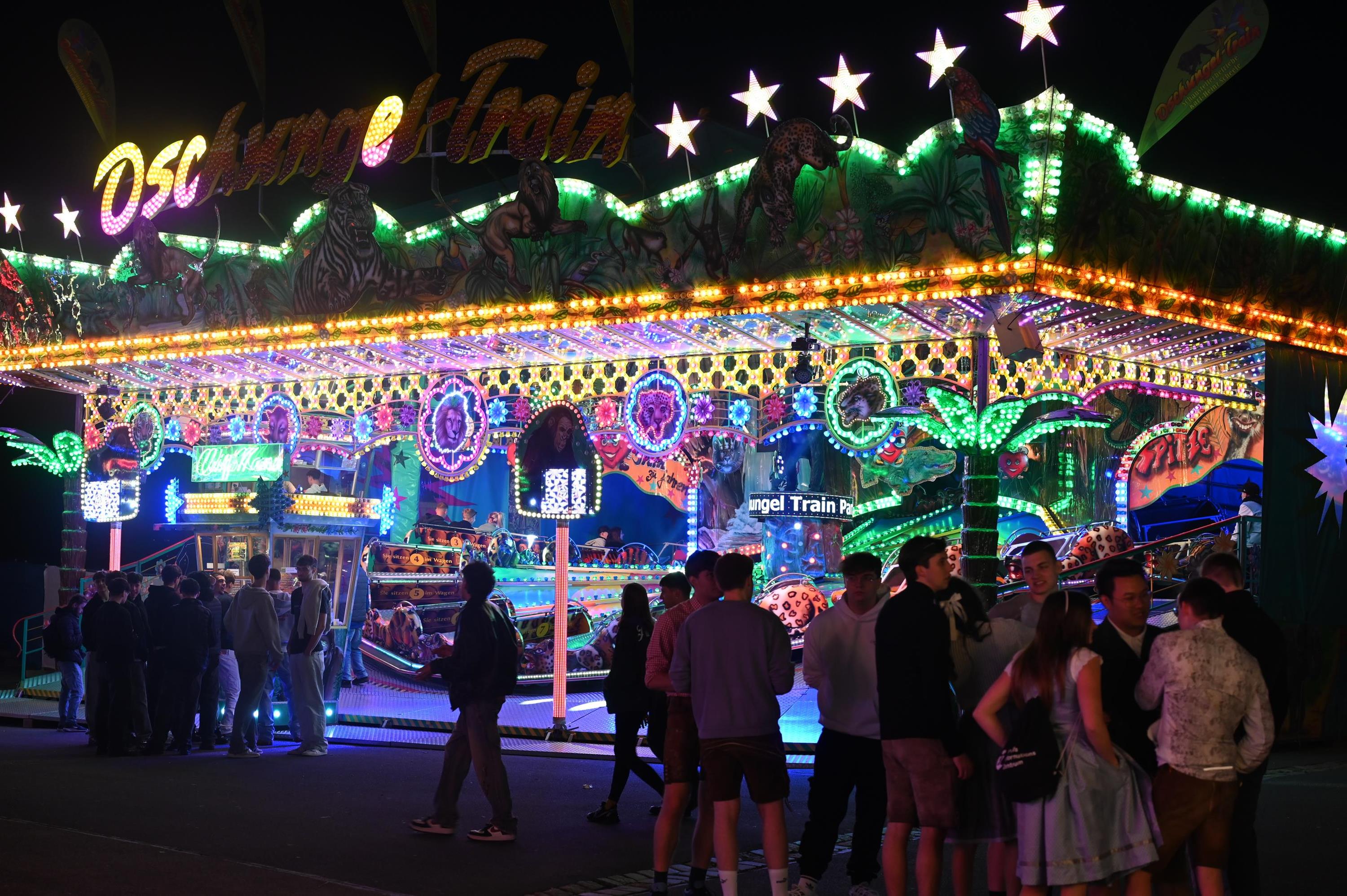 Frühlingsfest 2025 Freigelände Festbetrieb Mandel 200