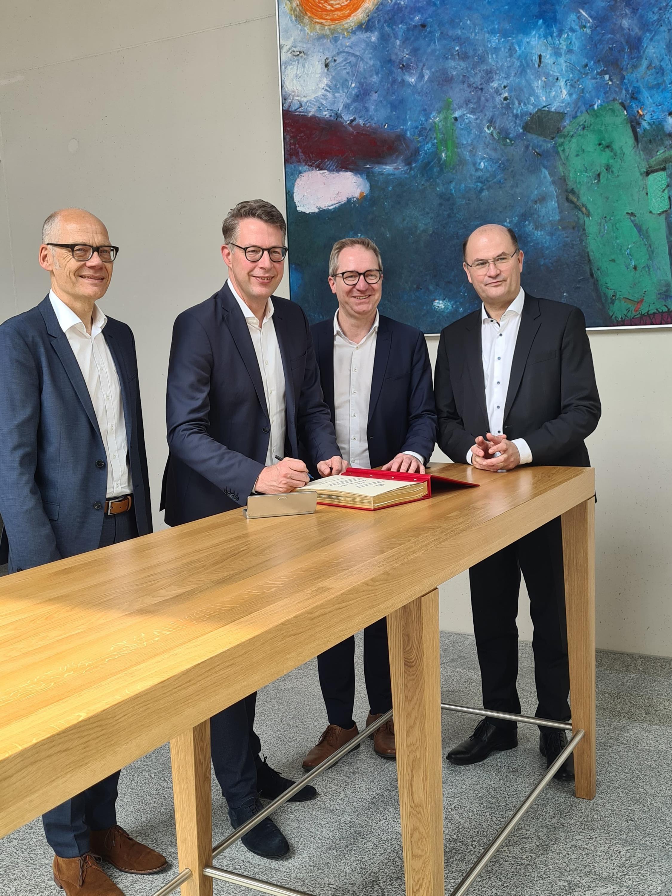Wissenschaftsminister Markus Blume (2.v.l.) trug sich in Anwesenheit von OB Markus Ochsenkühn (2.v.r.), Finanzminister Albert Füracker (rechts) und Ohm-Präsident Professor Dr. Niels Oberbeck (links) ins Goldene Buch der Stadt Neumarkt ein. Foto: Dierlamm Leider haben wir keinen Alternativtext zu diesem Bild, aber wir arbeiten daran.