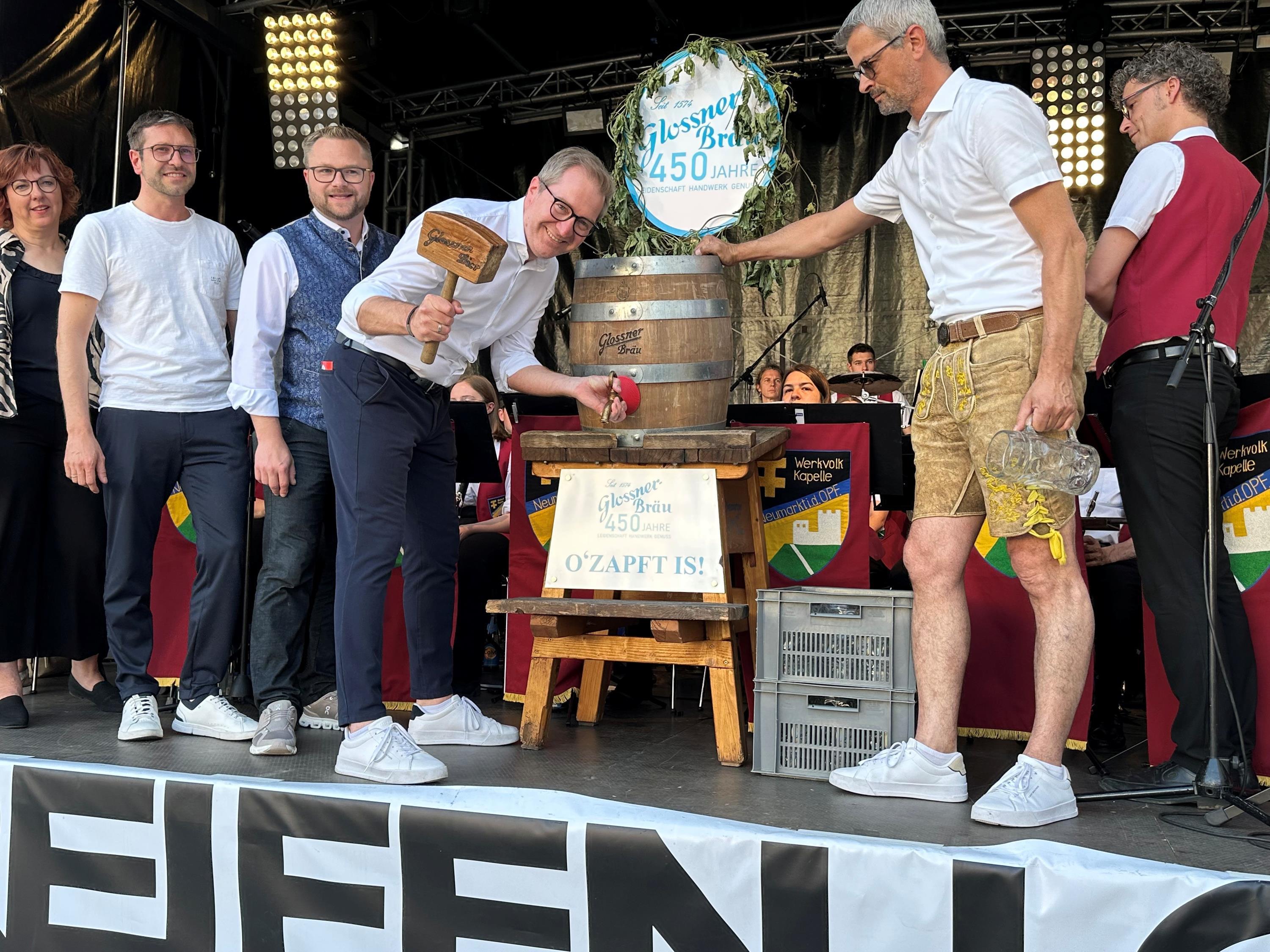 Vorfreude aufs Altstadtfest: OB Markus Ochsenkühn beim Anzapfen, links neben ihm Mistelbachs Bürgermeister Erich Stubenvoll und Bürgermeister Marco Gmelch. Foto: Pöllmann