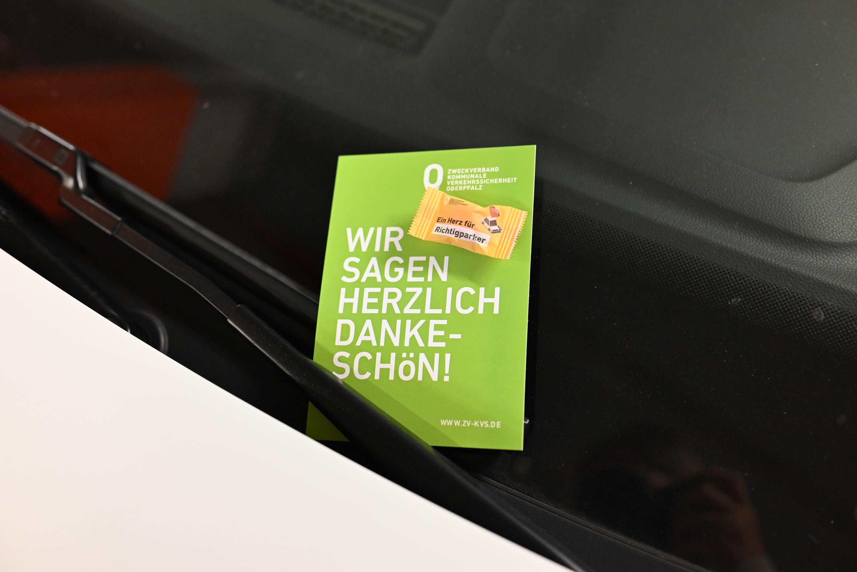 250610 PM Süße Überraschung Für Richtigparker, Bildquelle Nadine Meier ZV KVS Oberpfalz