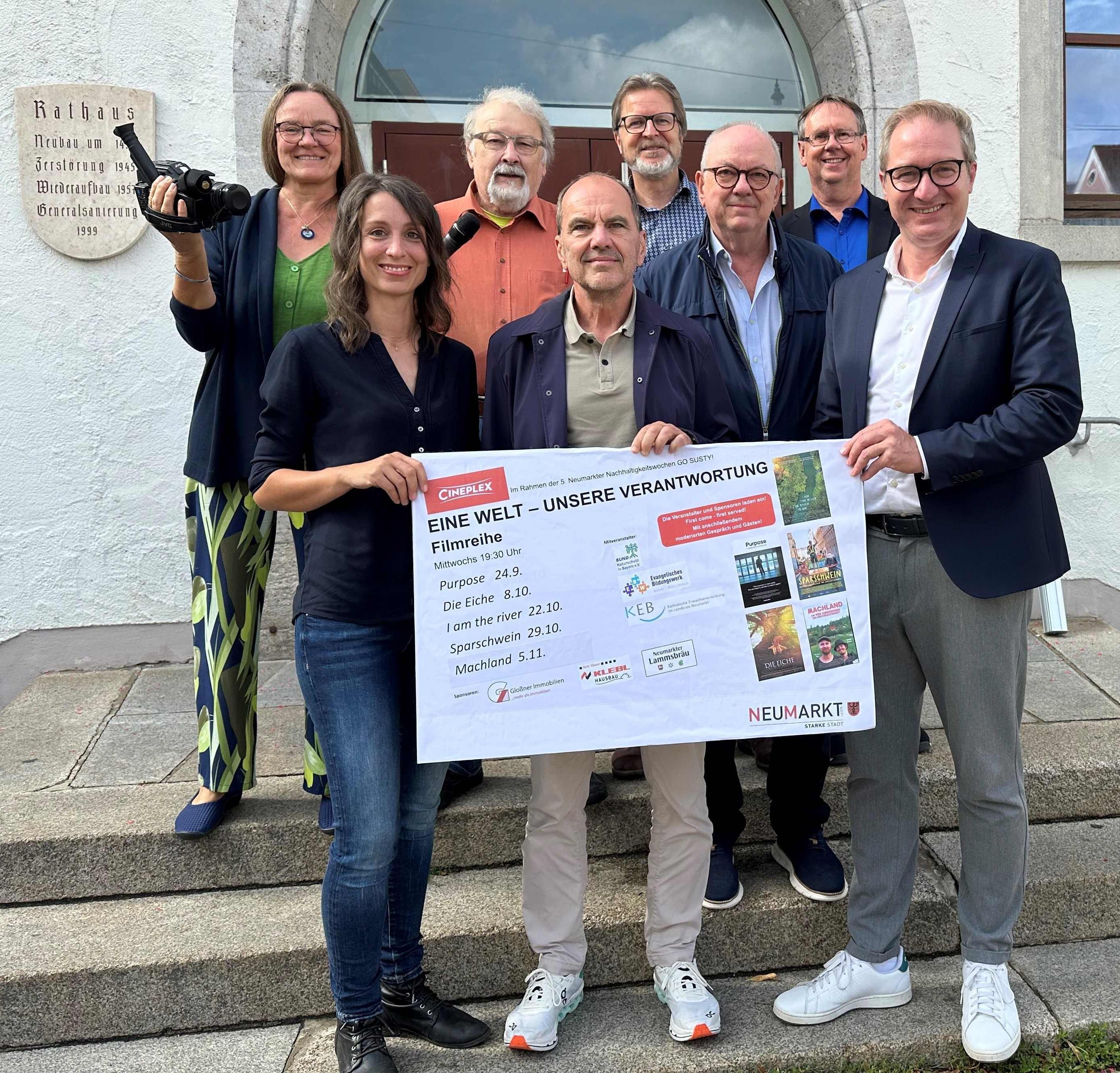 Die Veranstalter und Sponsoren laden zur Filmreihe „Eine Welt – Unsere Verantwortung“ ins CINEPLEX Neumarkt ein.  Foto: Josef Pöllmann/Stadt Neumarkt