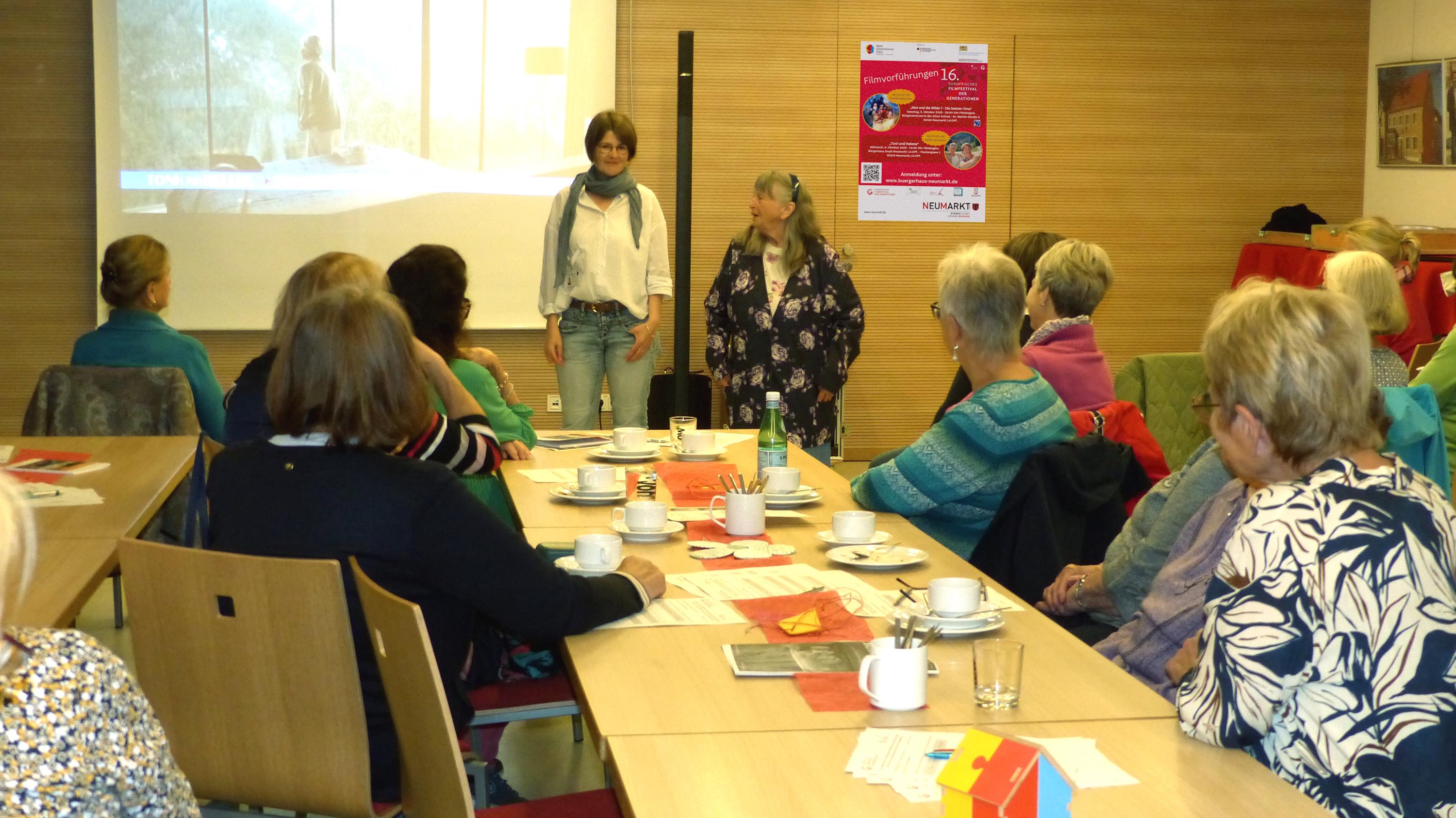 Antje Neumann Vom Mehrgenerationenhaus Und Sieglinde Harres Vom Seniorenbeirat Luden Zum Filmfestival Ins Bürgerhaus Ein Leider haben wir keinen Alternativtext zu diesem Bild, aber wir arbeiten daran.