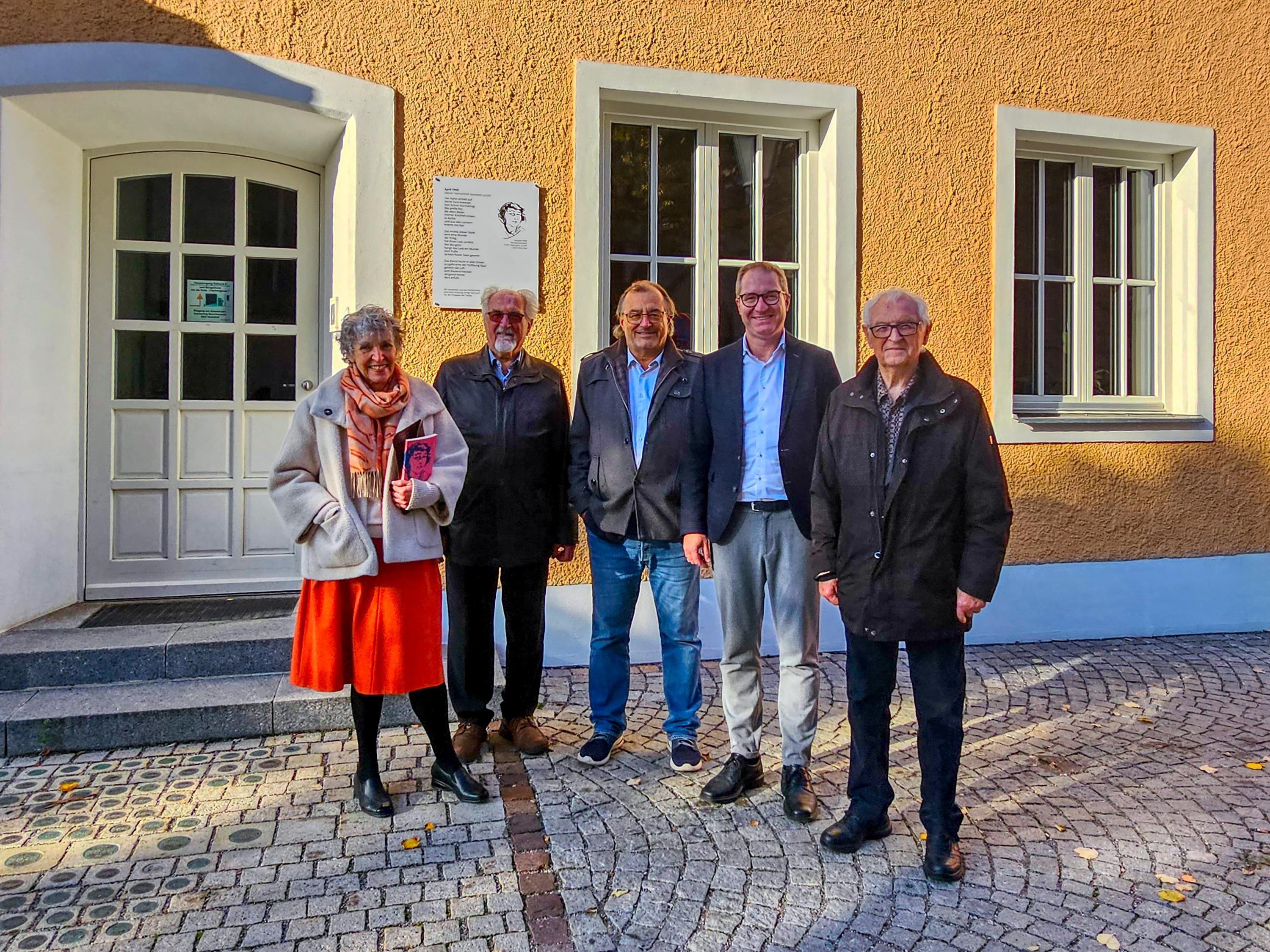 Gertrud Kasper, Rudi Bayerl, Peter Ehrensberger, Markus Ochsenkühn und Arnold Graf vor der neuen Gedenktafel Foto: Dierlamm Leider haben wir keinen Alternativtext zu diesem Bild, aber wir arbeiten daran.