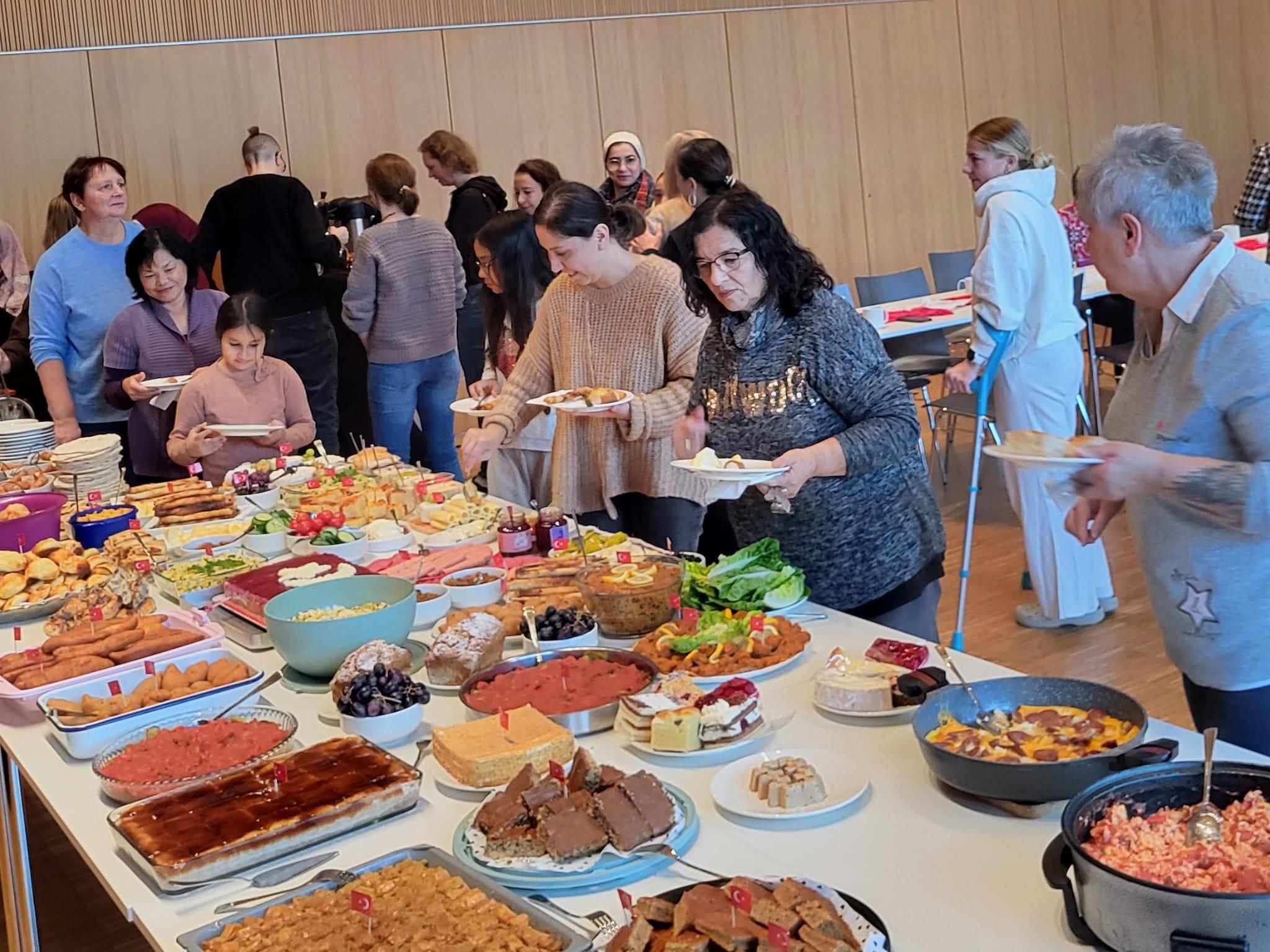 50 Frauen kamen zum Integrationsfrühstück. Foto: Rita Großhauser Leider haben wir keinen Alternativtext zu diesem Bild, aber wir arbeiten daran.