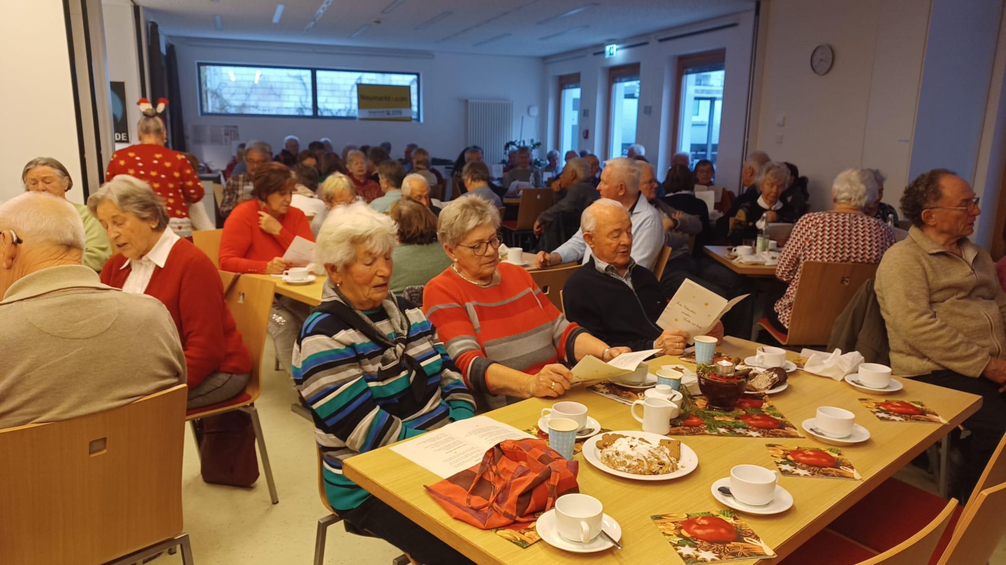 Weihnachtliche Überraschungen bei der Senioren-Adventsfeier im Bürgerhaus