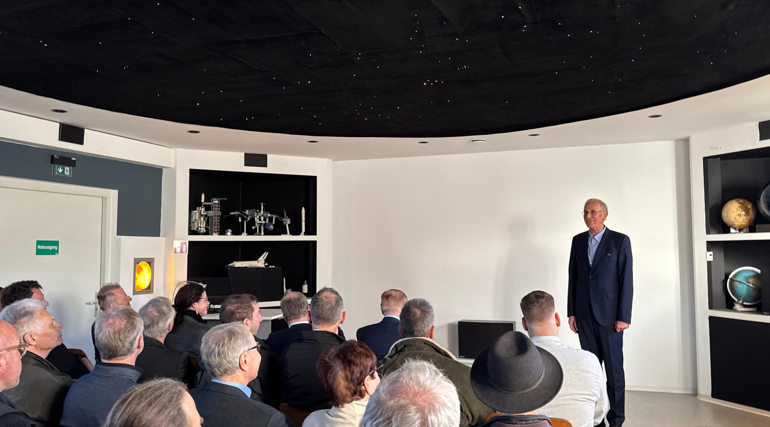 Hans-Werner Neumann, der Vorsitzende der Bayerischen Volkssternwarte Neumarkt e.V., bei seiner Ansprache vor den etwa 40 geladenen Ehrengästen.  Fotos: Lisa Niebler/Stadt Neumarkt