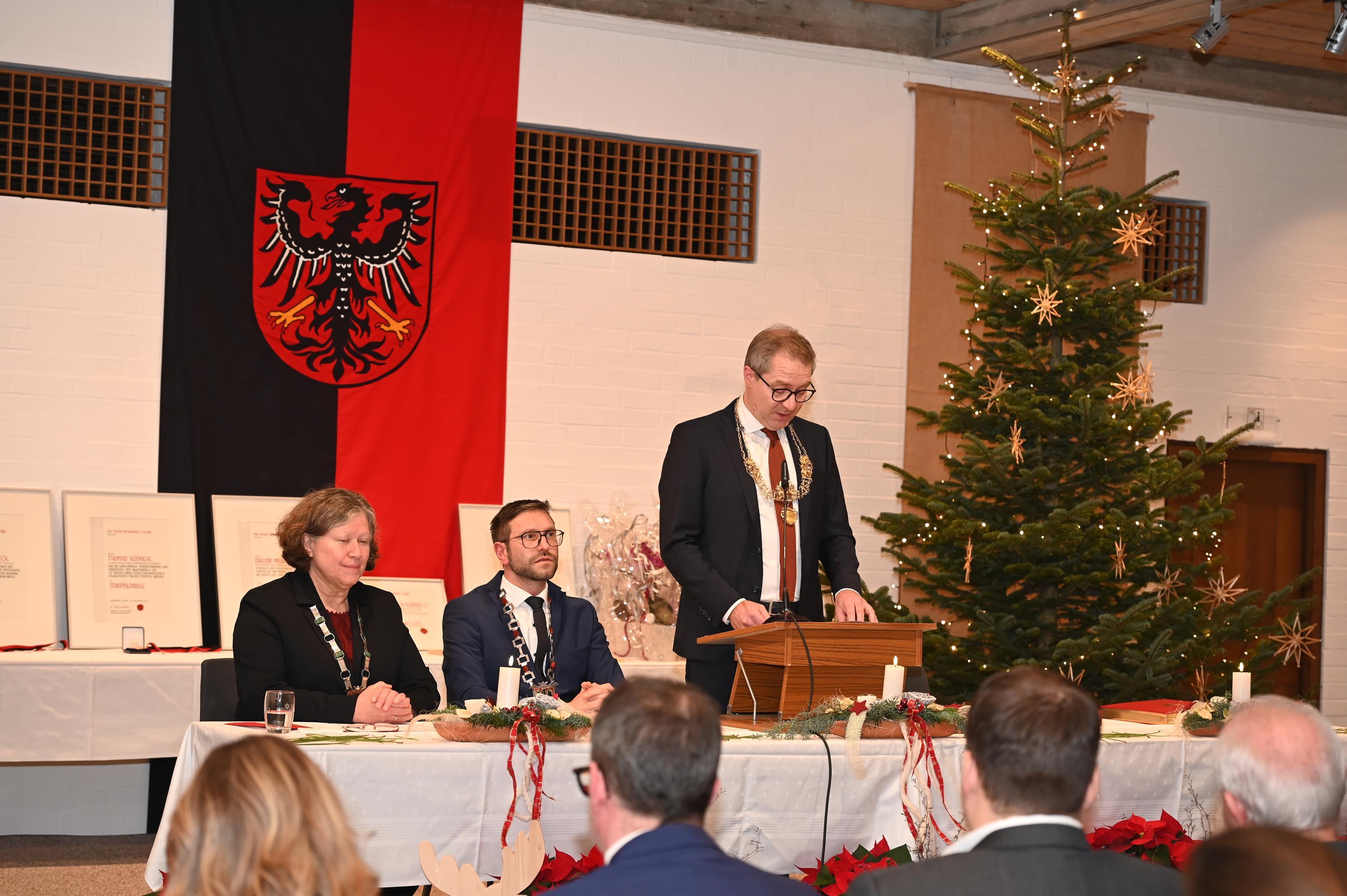 OB Markus Ochsenkühn, Bürgermeister Marco Gmelch und 2. Bürgermeisterin Gertrud Heßlinger (von rechts) würdigten die Preisträger. Foto: Mandel