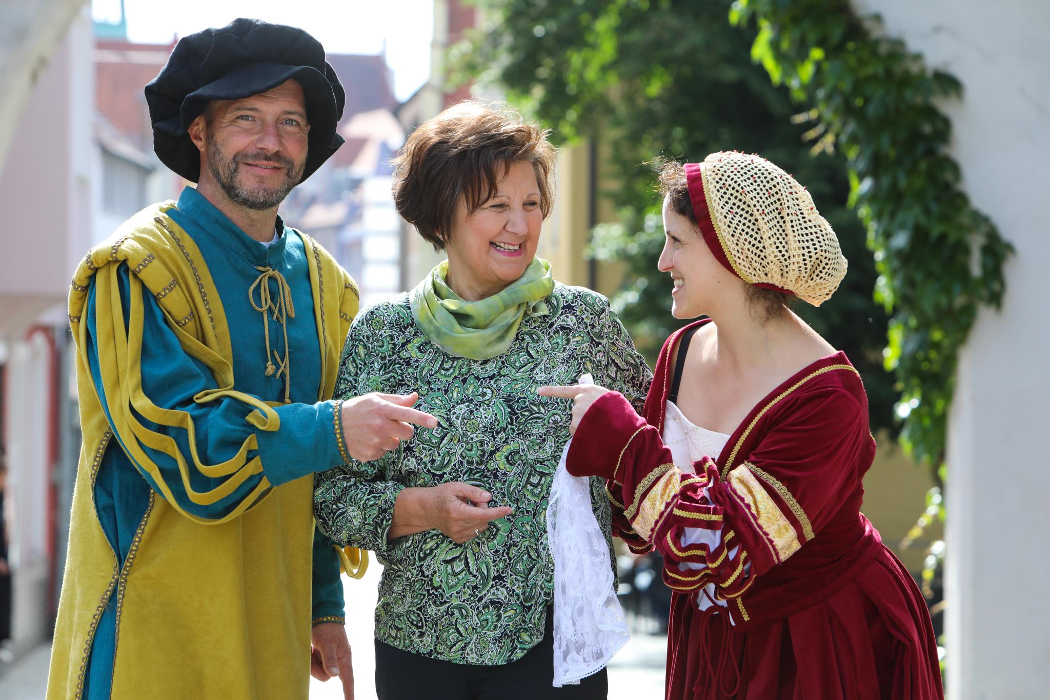 G'schichtswandler Roland Pröbster und Cornelia Lang mit Gästeführerin Erika Marx