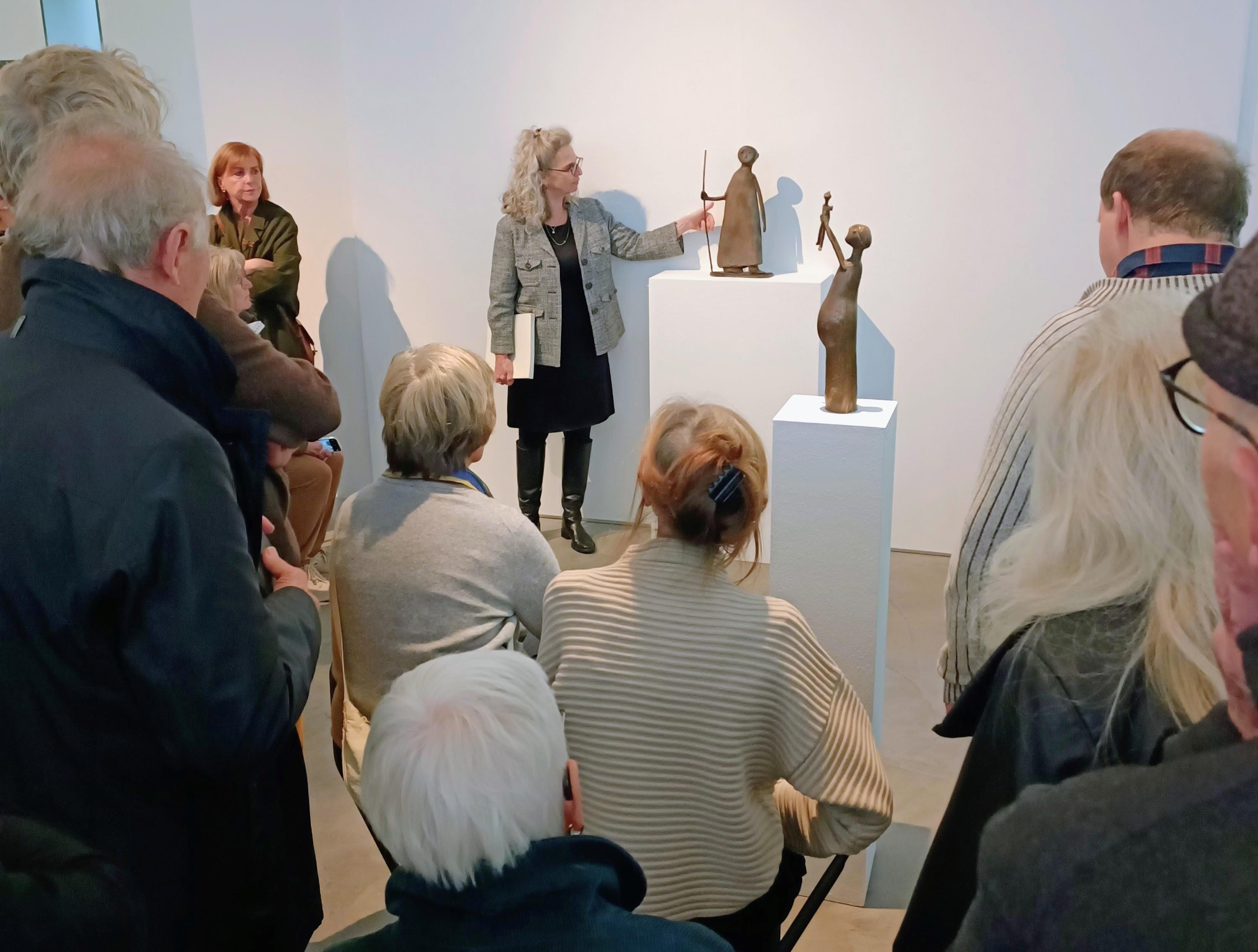 Abb.: Museumsleiterin Pia Dornacher bei der Vernissageführung durch die Heinrich-Kirchner-Sonderausstellung im Oktober 2025. Foto: Edith Viezens-Kleinert