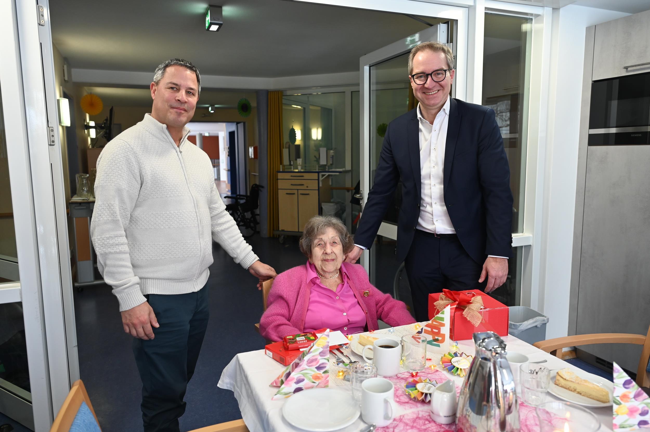 OB Markus Ochsenkühn (rechts) und Jens Küneth gratulierten Isolde Rita Ludwig zum 106. Geburtstag. Foto: Mandel