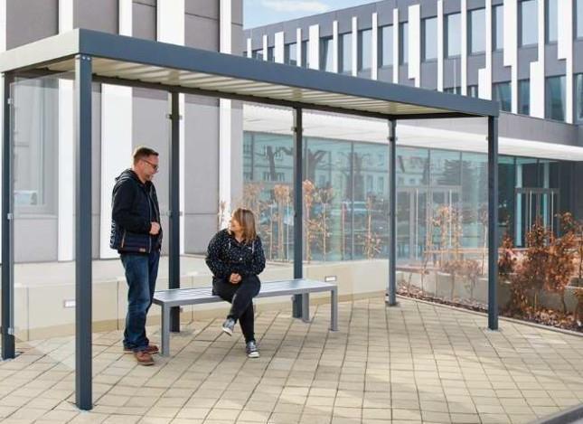 Ein Referenzbild für die Buswartehäuschen des Herstellers Firma Ziegler. In Neumarkt bekommen sie noch eine Dachbegrünung.