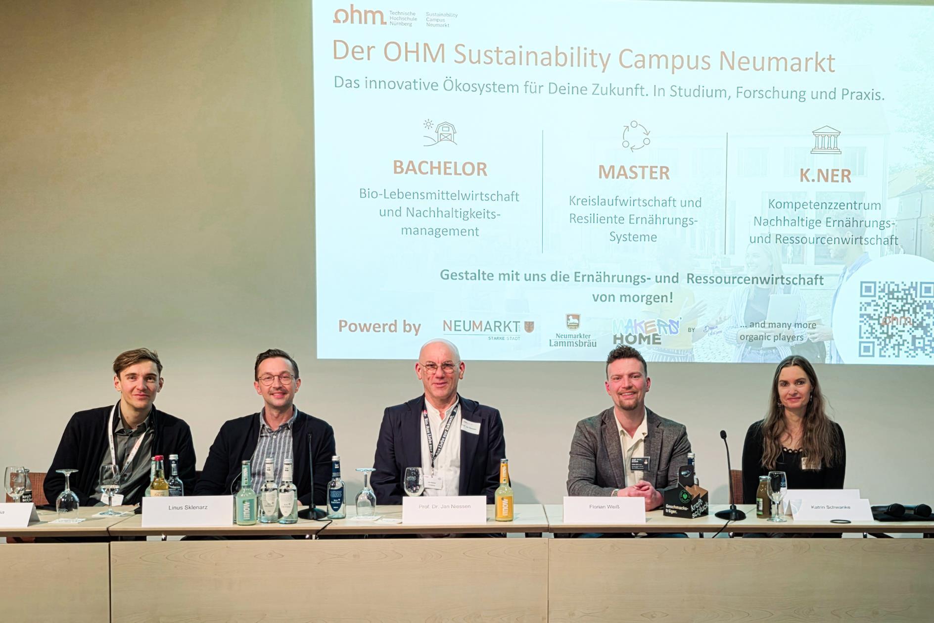 Diskutierten über das Nachhaltigkeitsökosystem in Neumarkt: Manuel Kania, Linus Sklenarz, Prof. Dr. Jan Niessen,  Florian Weiß und Katrin Schwanke. Foto: Katharina Gebhard