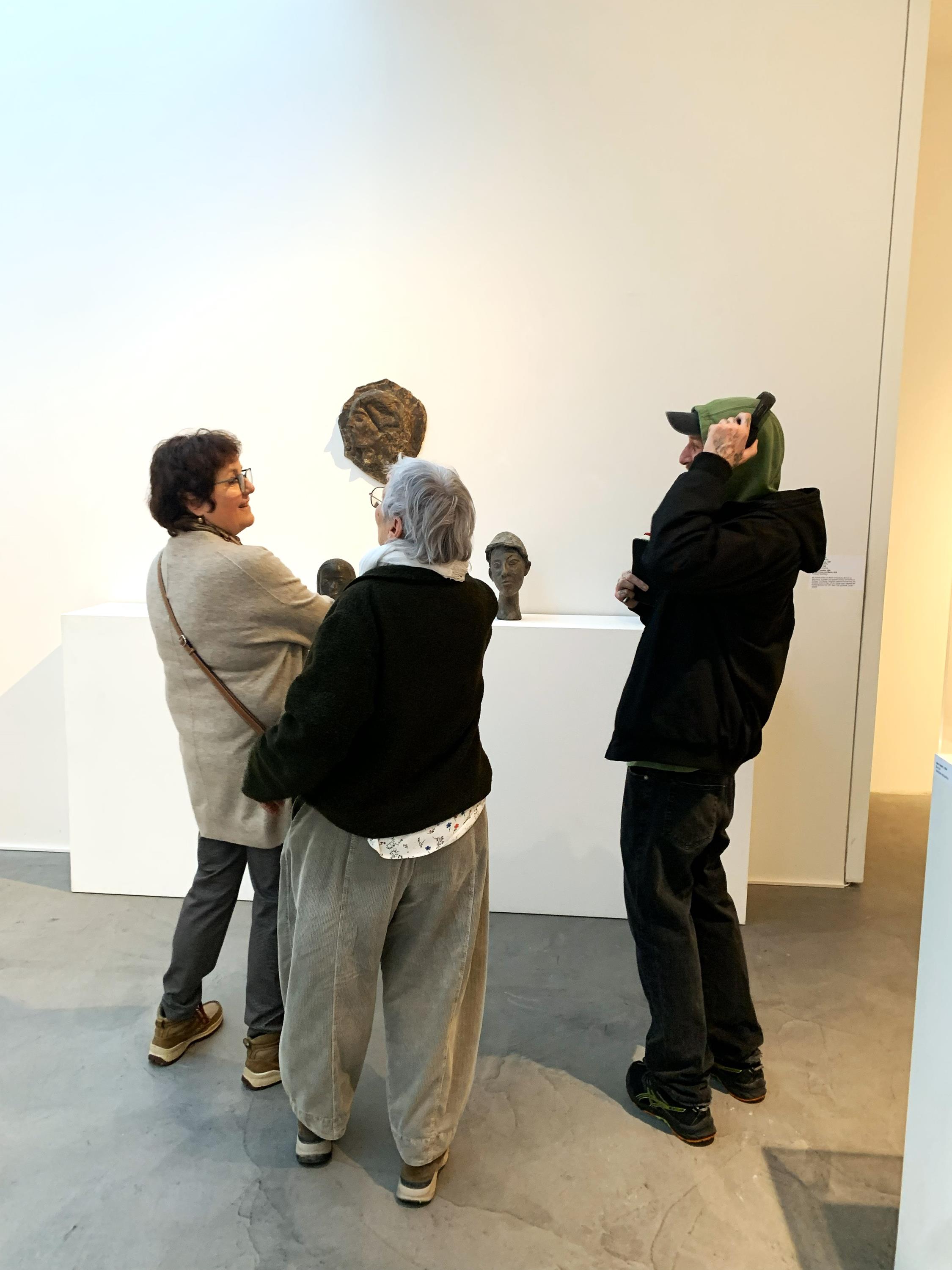 Bild: Besucher in der Ausstellung Heinrich Kirchner. Foto: Ulrike Rathjen.