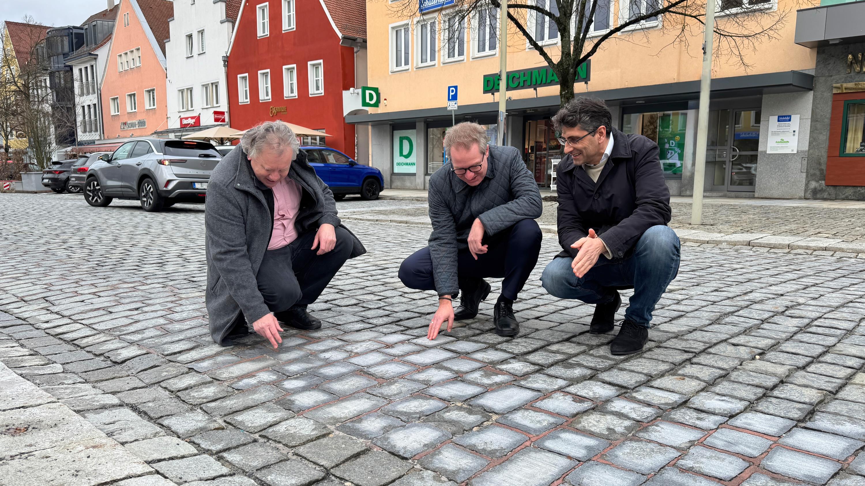 Stadtbaumeister Matthias Seemann, OB Markus Ochsenkühn und Lutz Worthmann (v.l.) sahen sich die getestete Stelle auf der Unteren Marktstraße genauer an.   