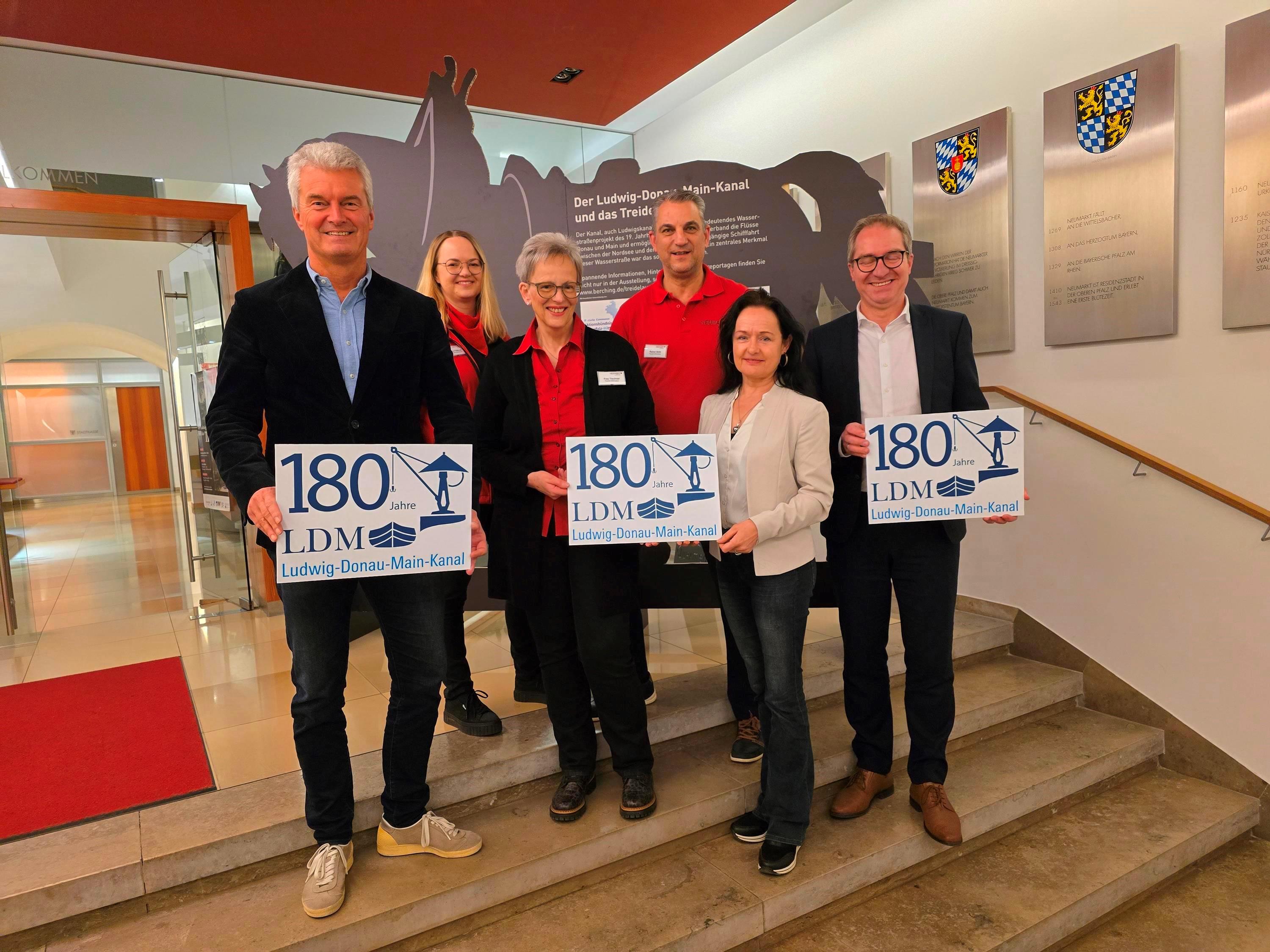 Das Bild entstand am Rande der Ausstellung: OB Markus Ochsenkühn (rechts) und Tourismus-Referent Werner Thumann (links) mit dem Team des städtischen Amts für Touristik Foto: Mandel