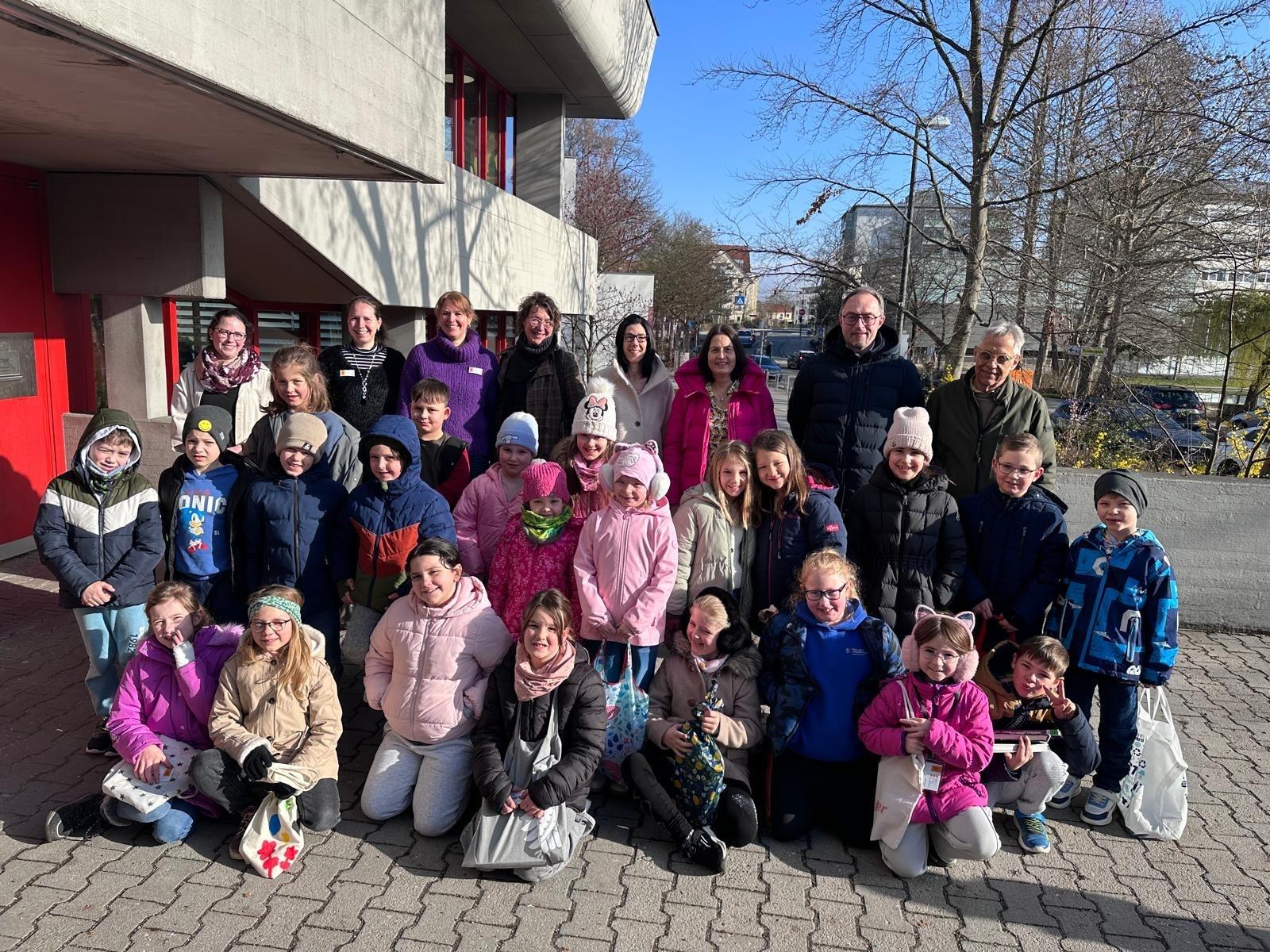 Auf dem Foto freut sich die 2. Klasse von Lehrerin Karolin Beer auf den bevorstehenden Besuch in der Stadtbibliothek. Birgit Gärtner, Astrid Grinn, Andreas Hoffmann und Robert Lobenhofer vom Rotary Club konnten sich vor Ort von der Begeisterung der Kinder überzeugen.