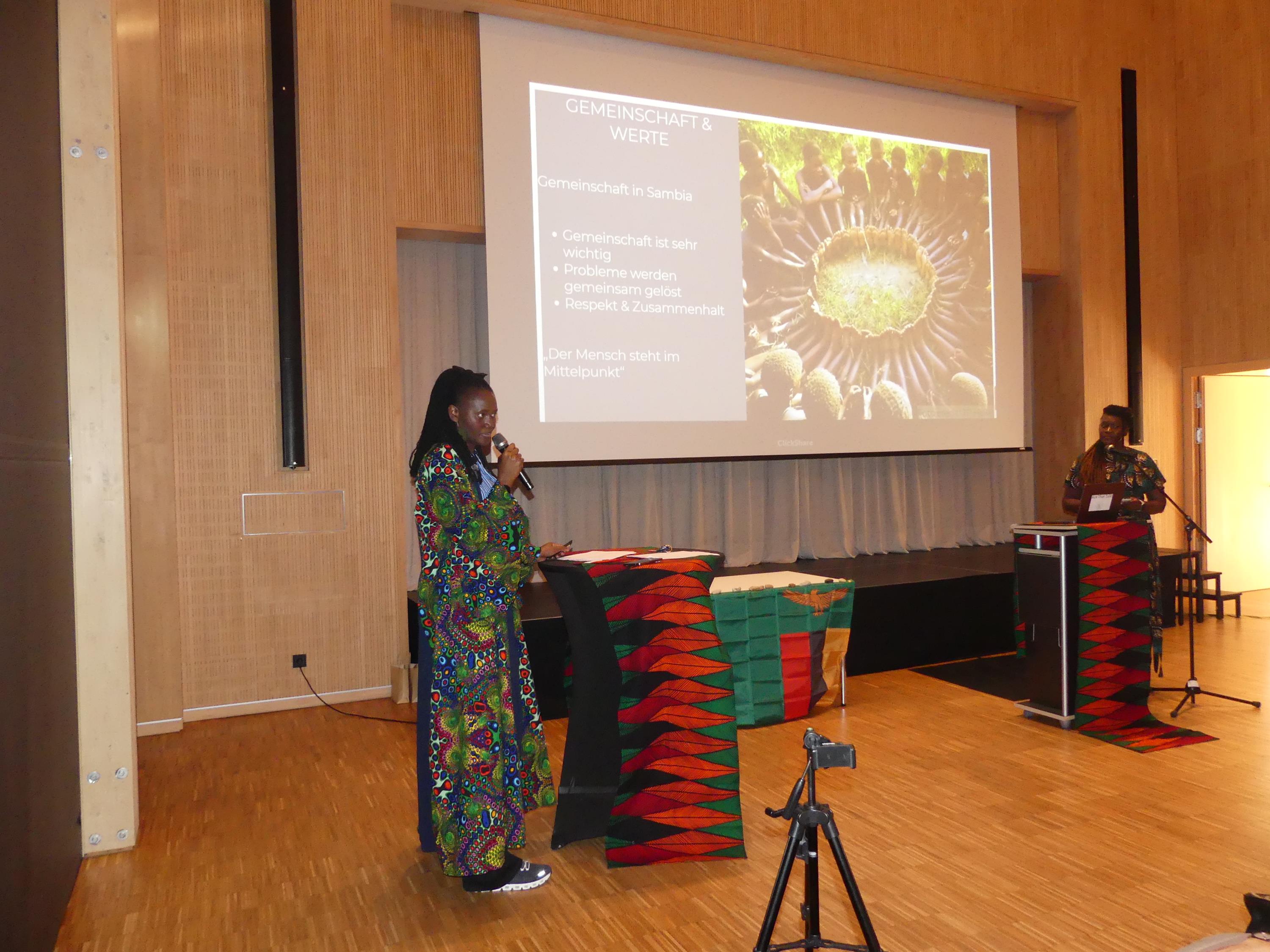 Zwei Schwestern, zwei Heimaten: Veranstaltungsreihe „Land und Leute“ führt nach Sambia