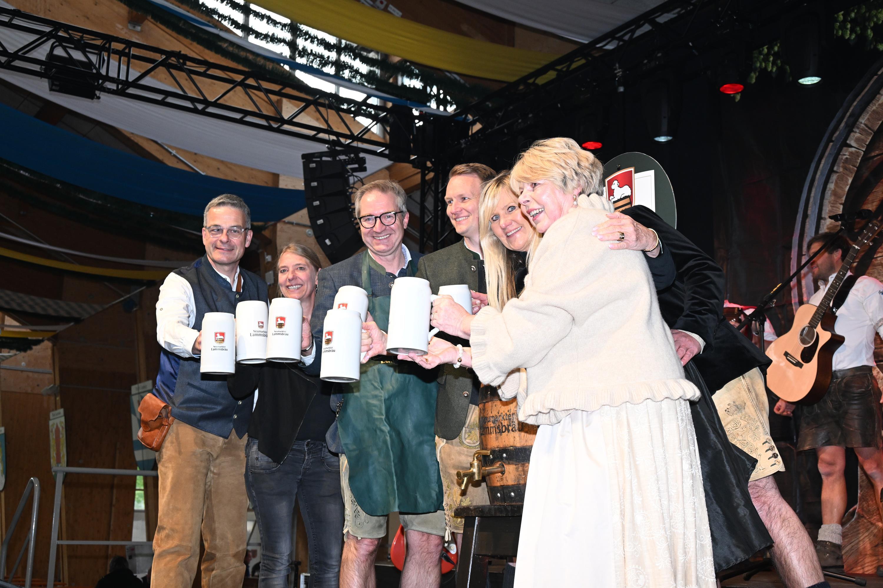 Nach dem Anzapfen stießen OB Markus Ochsenkühn und Festreferentin Gerlinde Wanke mit Vertretern der Brauerei, des Festwirts und der Organisatoren an. Foto: Röhrl
