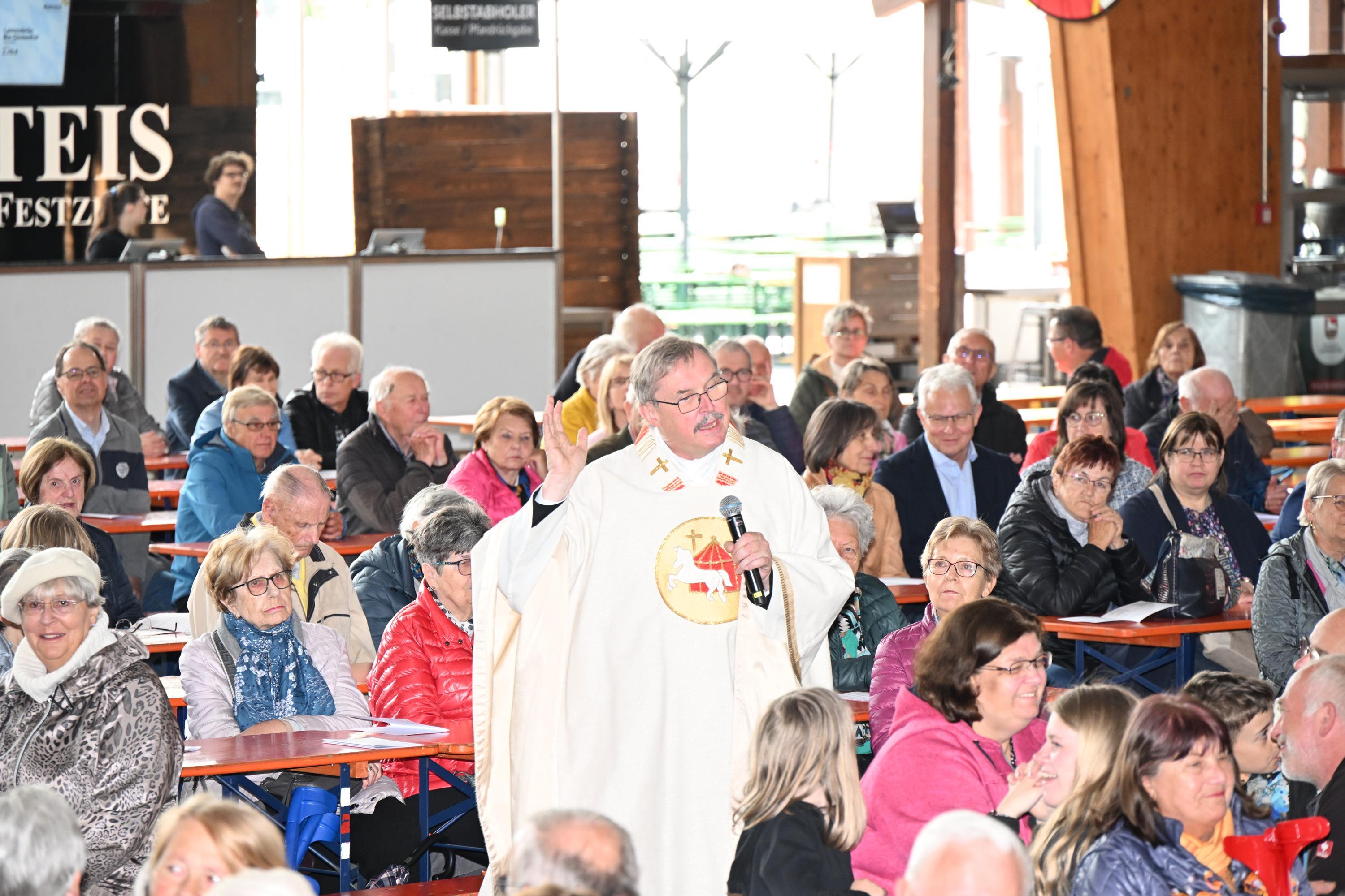 Pfarrer Martin Fuchs in Aktion Foto: Stadt Neumarkt, Röhrl