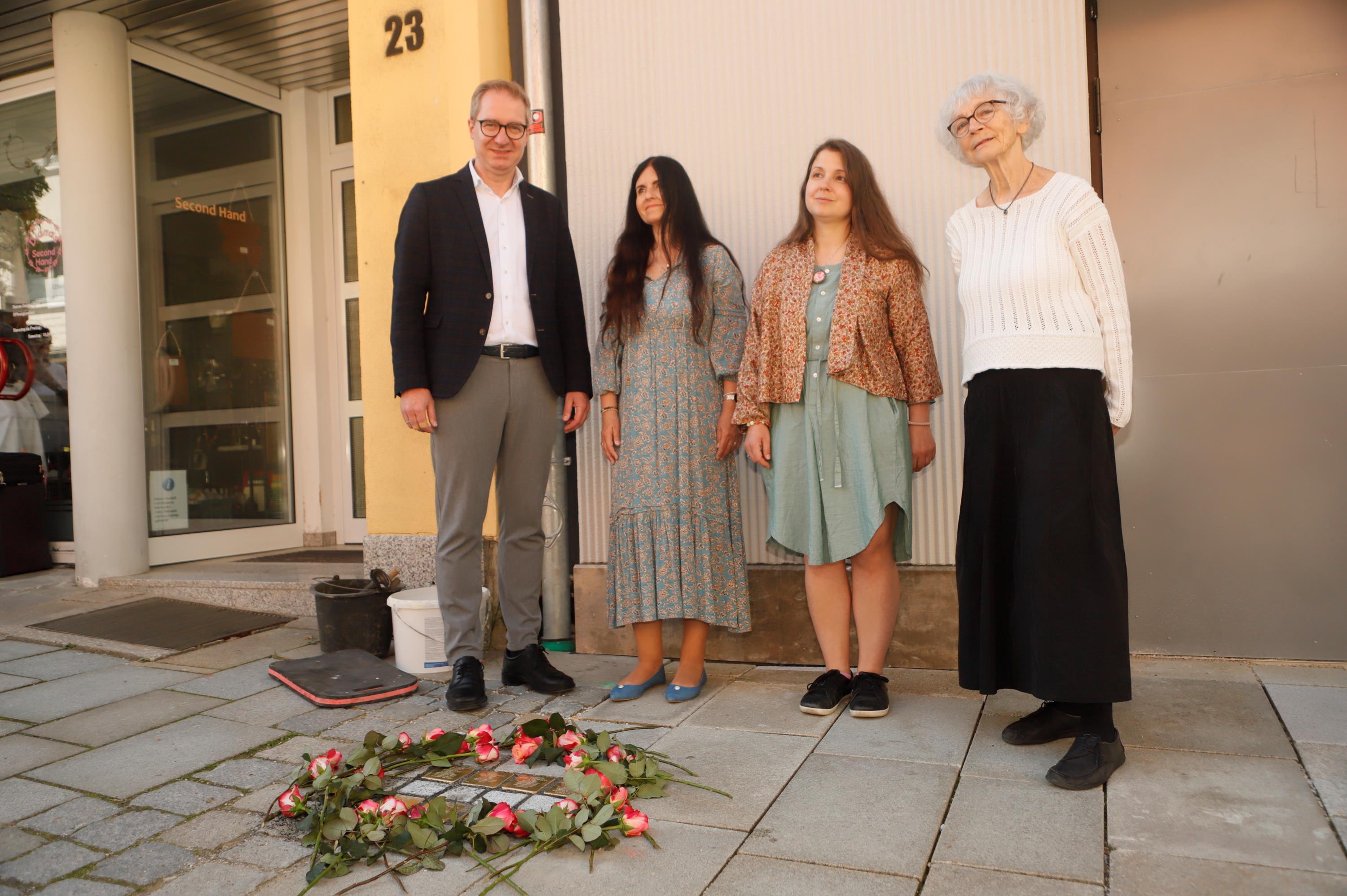 OB Markus Ochsenkühn und Prof. Heide Inhetveen (r) mit Tochter Judith und der Enkelin des (einzigen) Überlebenden Peter Frischmann