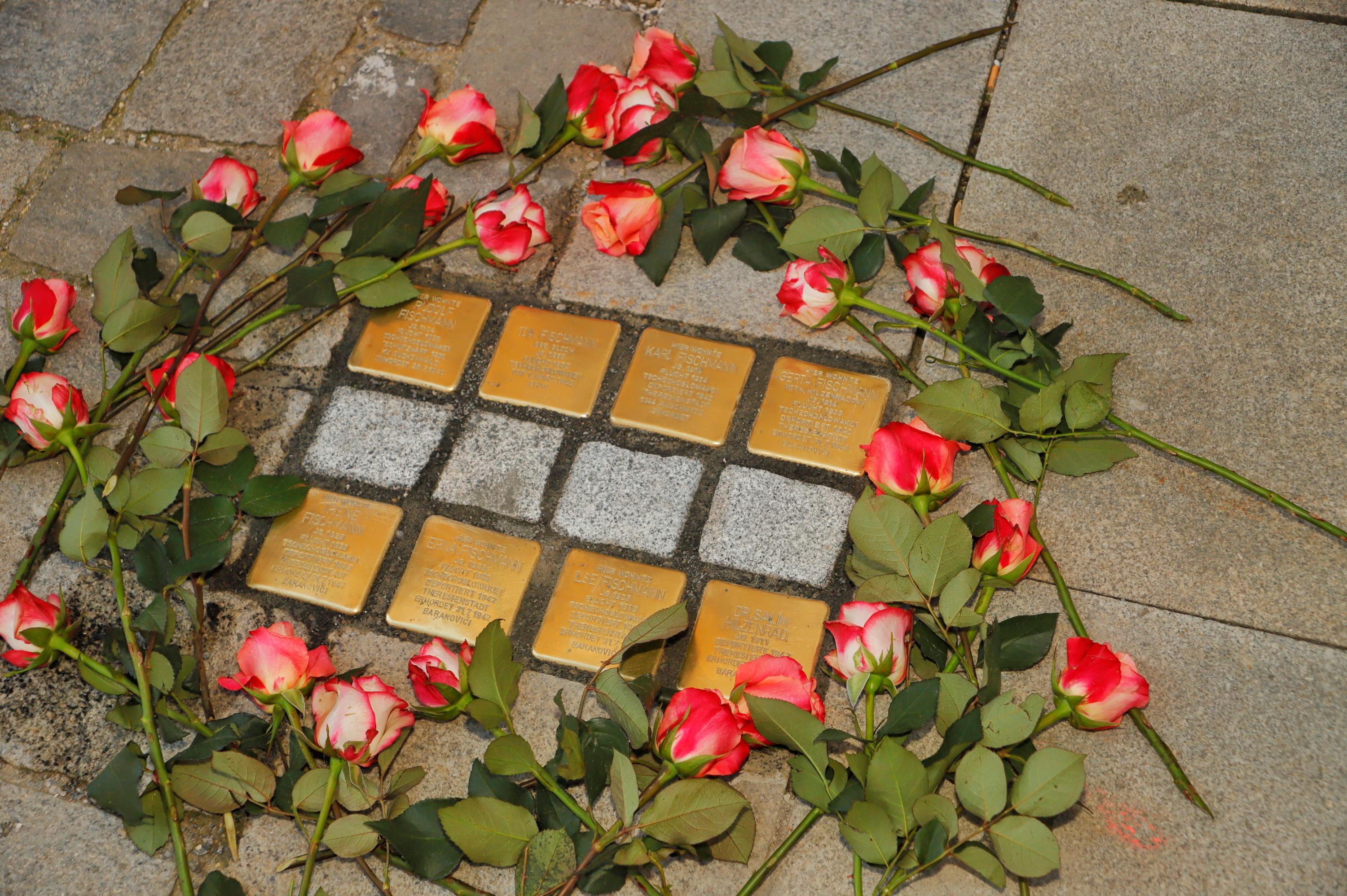 Gedenken in der Klostergasse - Stolpersteine für 8 Nazi-Opfer