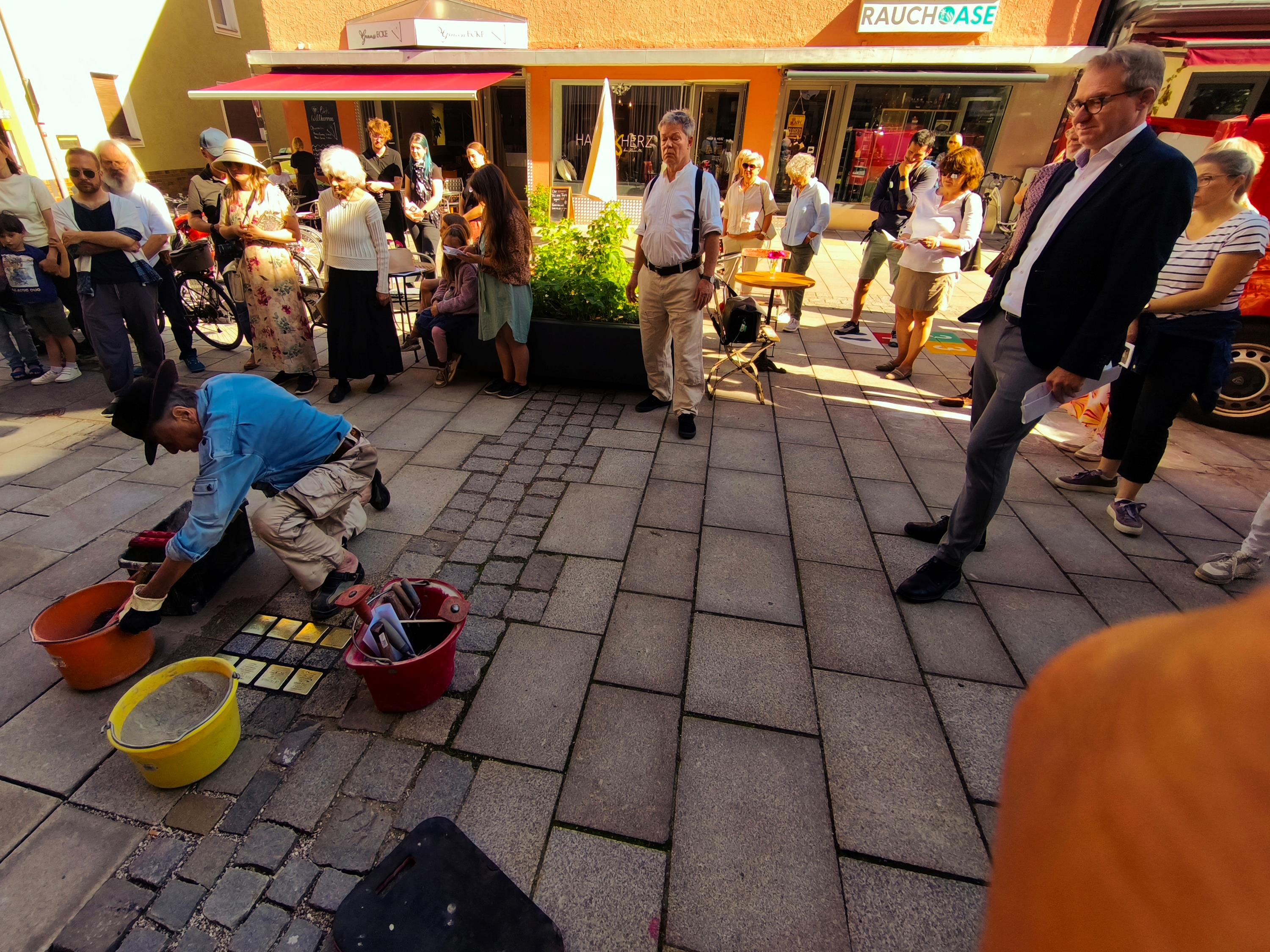 OB Markus Ochsenkühn beobachtet Gunter Demnig beim Verlegen der Stolpersteine