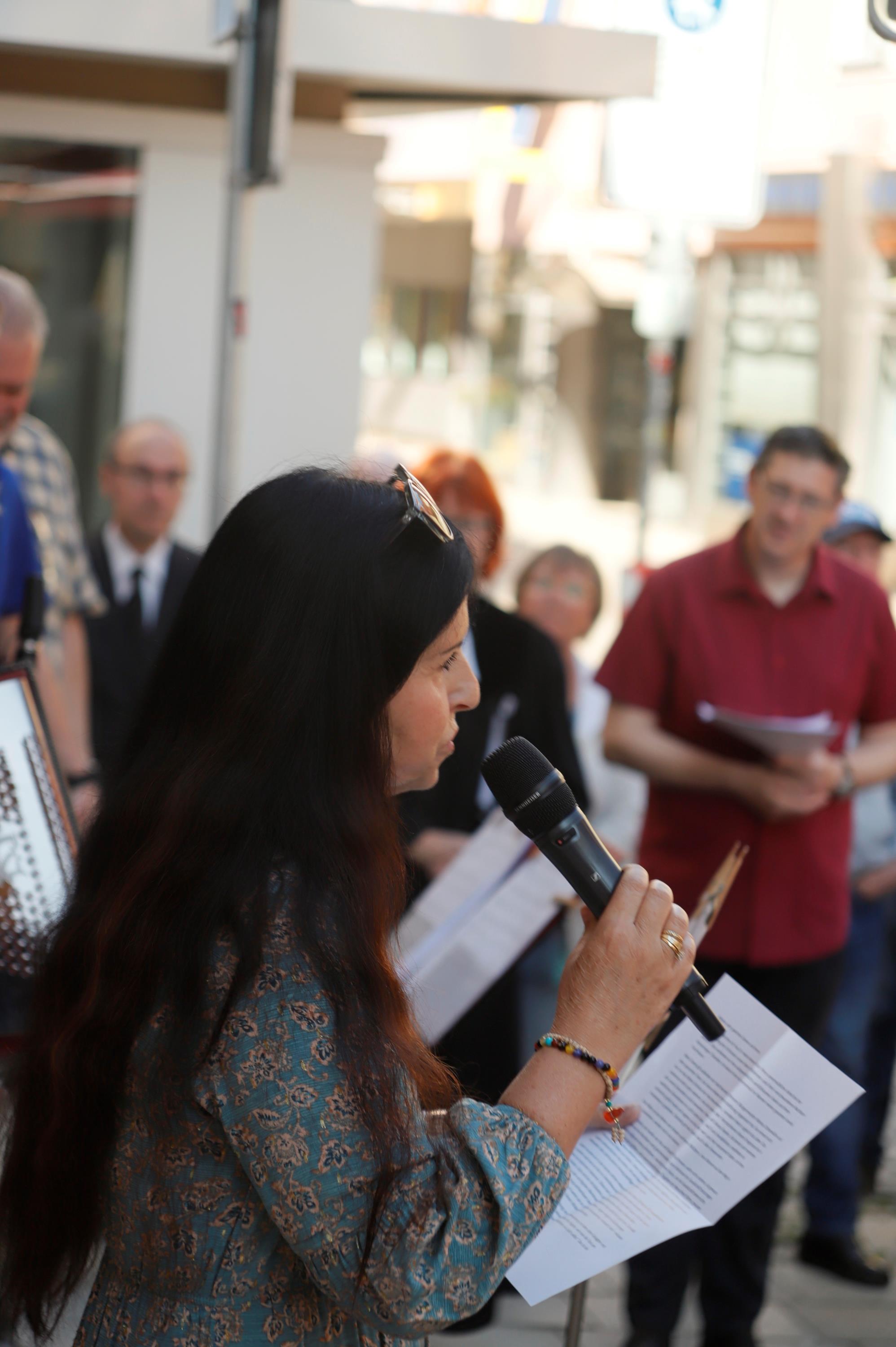 Judith Fischmann aus Prag spricht ein Grußwort  