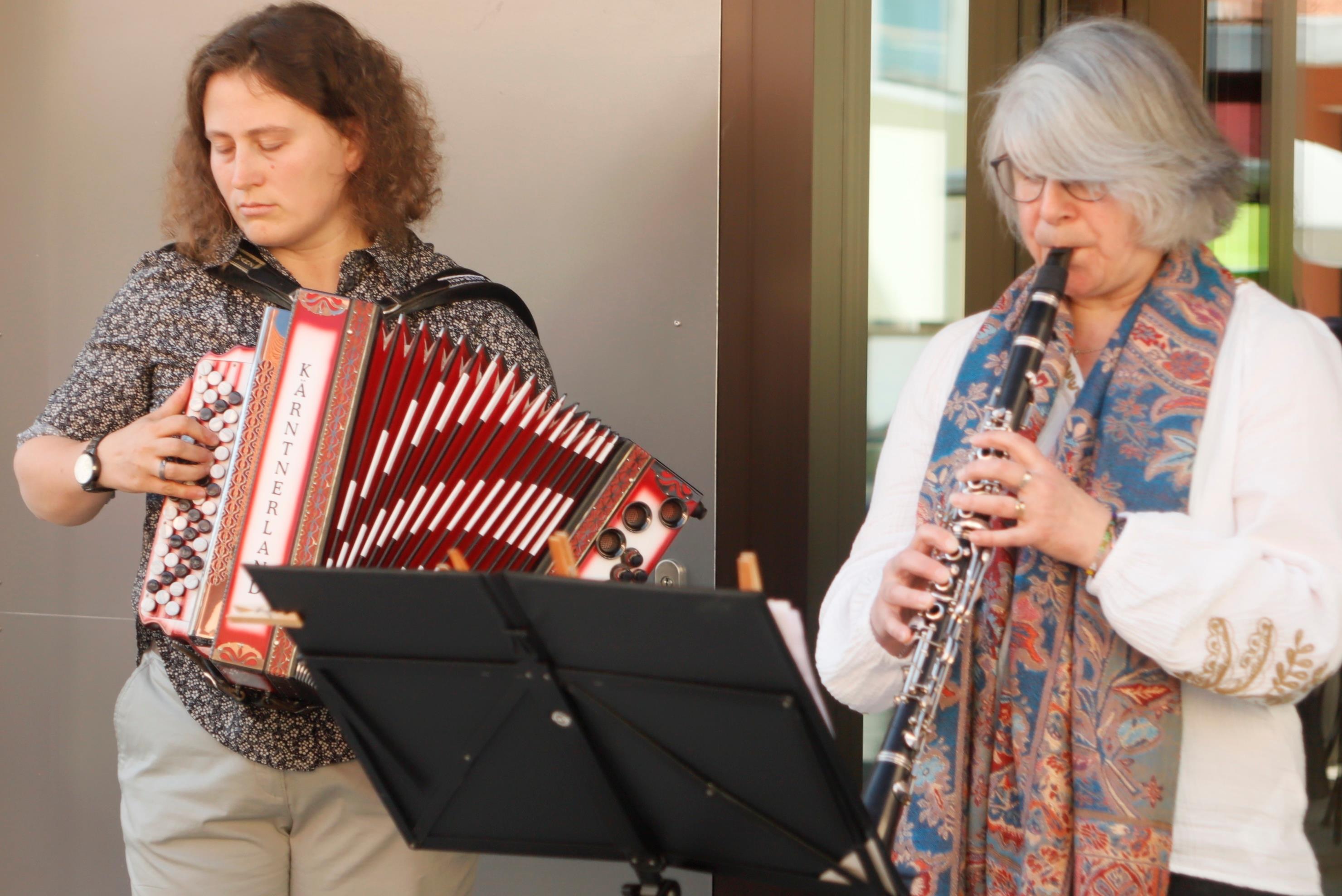 Melissa Hüttner und Daniéle Wittl spielten dazu nachdenkliche Musik vom hebräischen Hevenu Shalom Alechem („wir bringen euch Frieden“) bis zum 1940 komponierten jiddischen „Donna Donna“ mit Akkordeon und Klarinette.