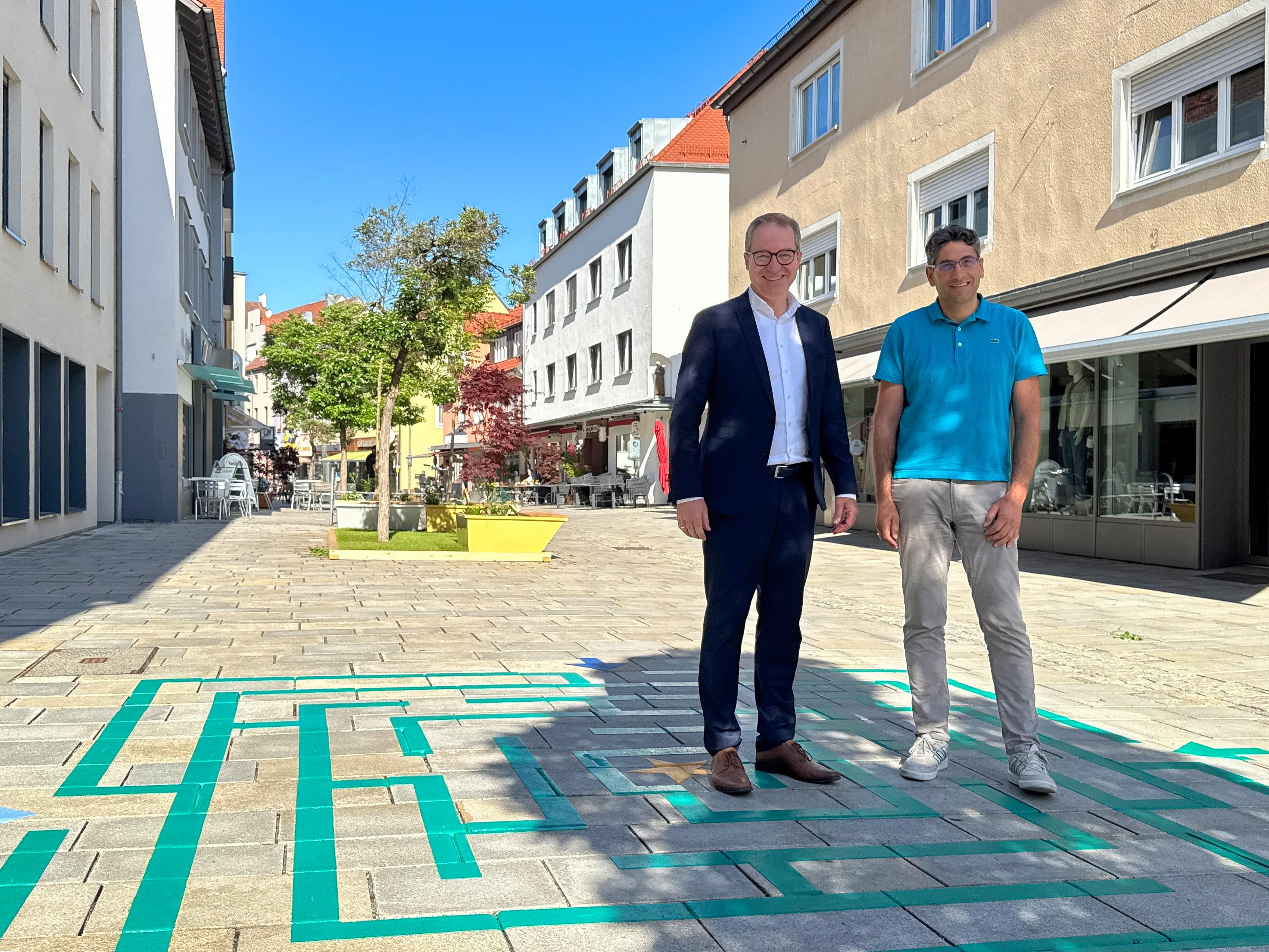 Oberbürgermeister Markus Ochsenkühn und Lutz Worthmann vom Umweltamt begutachteten die bereits umgesetzten Maßnahmen in der Klostergasse.  Foto: Lisa Niebler/Stadt Neumarkt