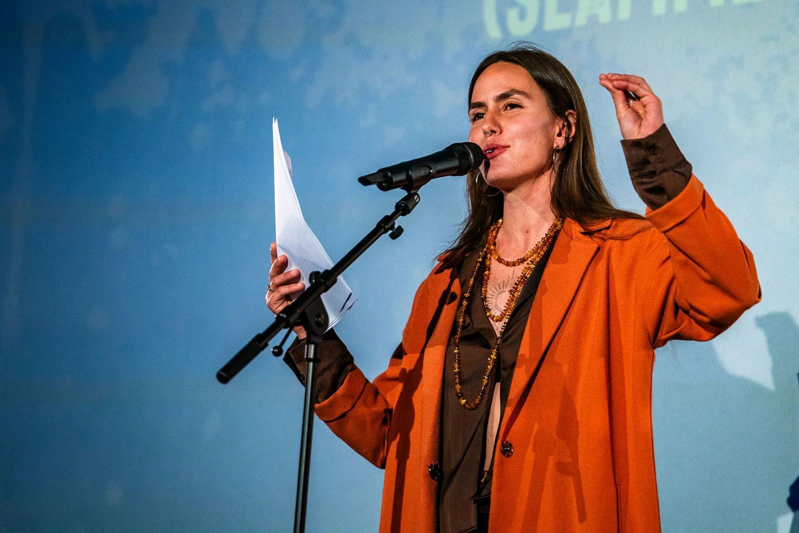 Das Bild zeigt Poetry-Slammerin Nadine Céline Tiryaki-Zeeb. Fotonachweis: Jörg Everding