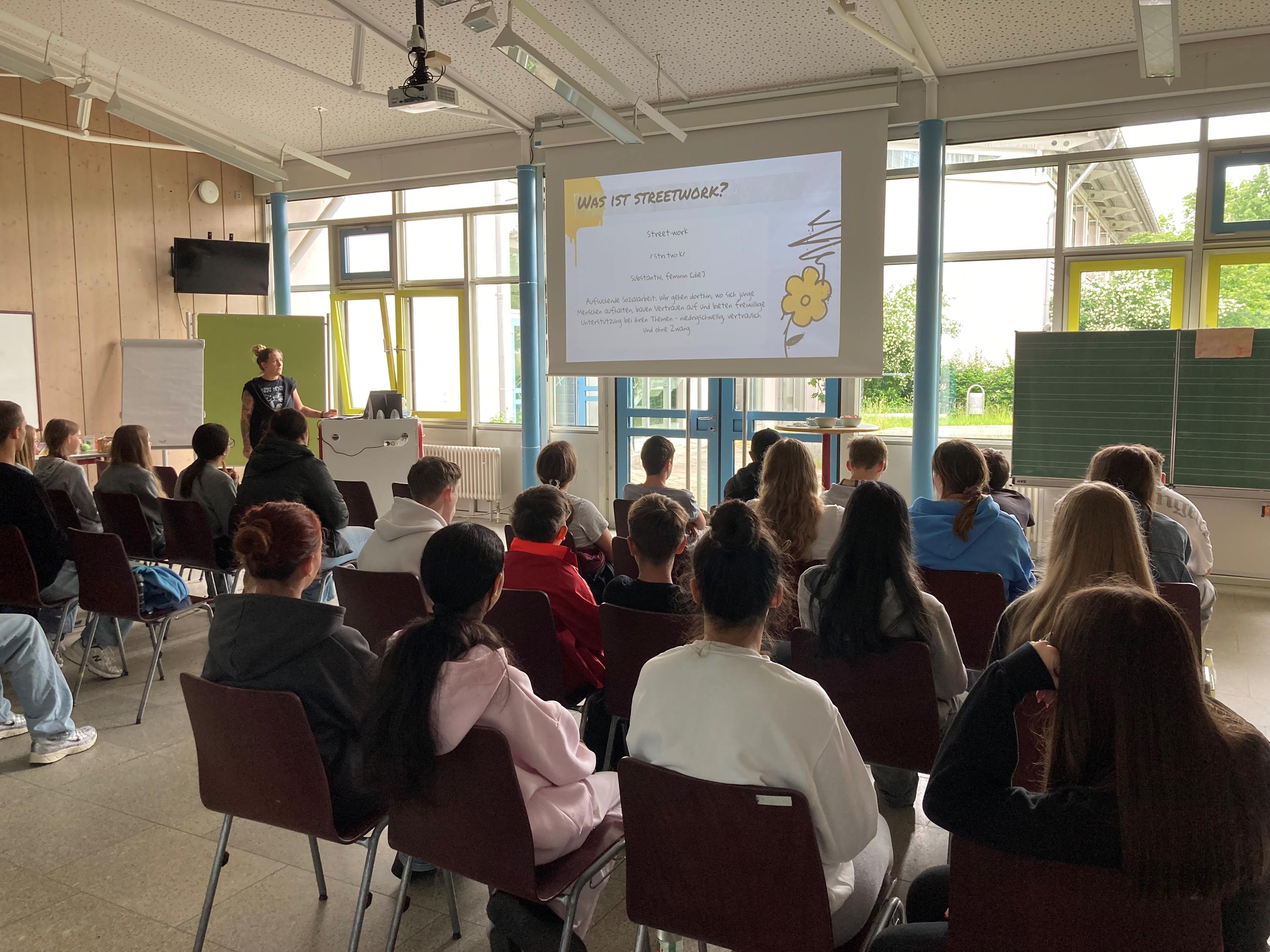 Prävention, Aufklärung und Unterstützung: Streetworkerin zu Gast an der Mittelschule an der Woffenbacher Straße