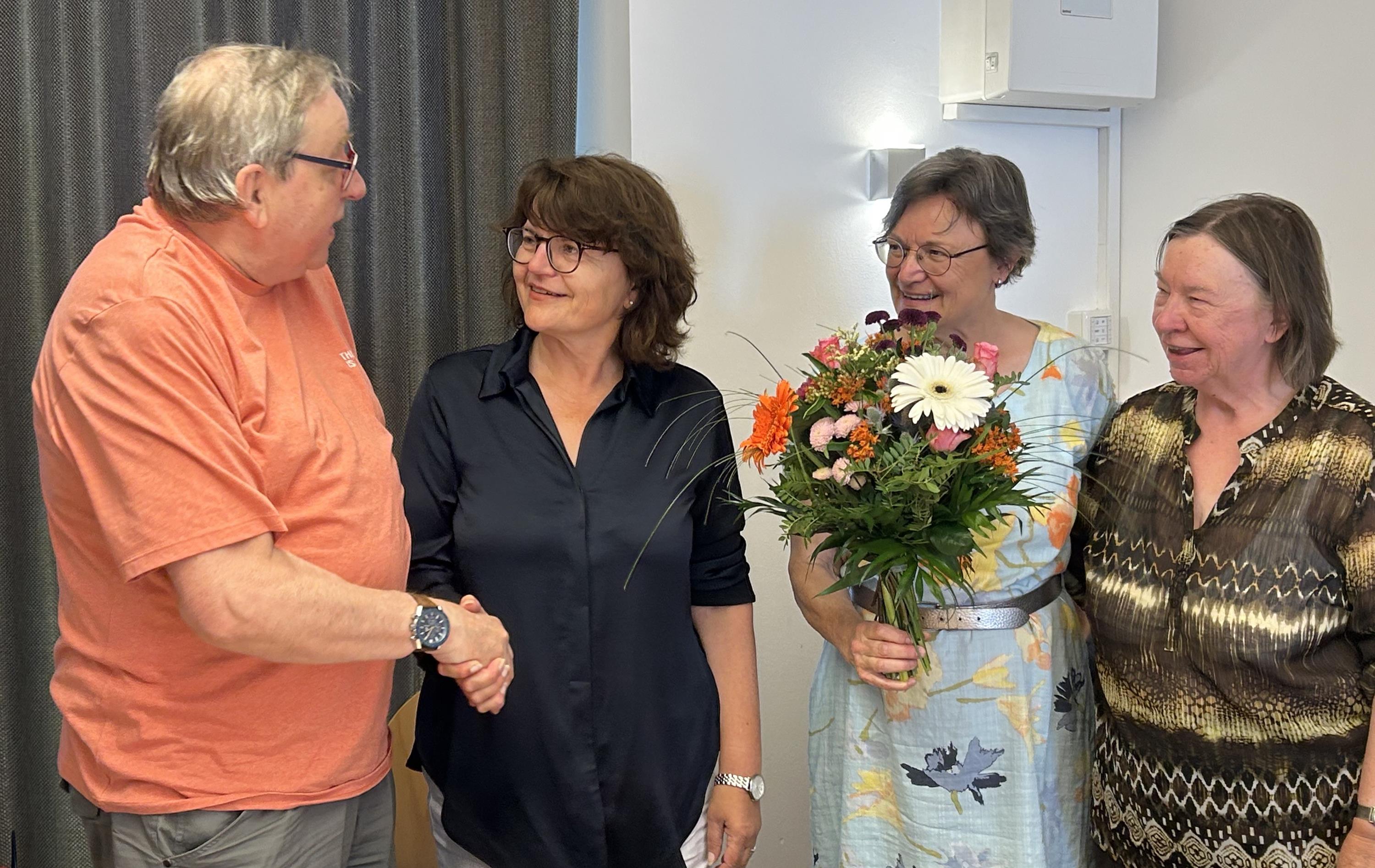 Der Vorsitzende des Seniorenbeirats Ehrhard Löwe begrüßt mit weiteren Mitgliedern die neue Seniorenreferentin Hildegard Naumann. Foto: Stephan Dierlamm/Stadt Neumarkt
