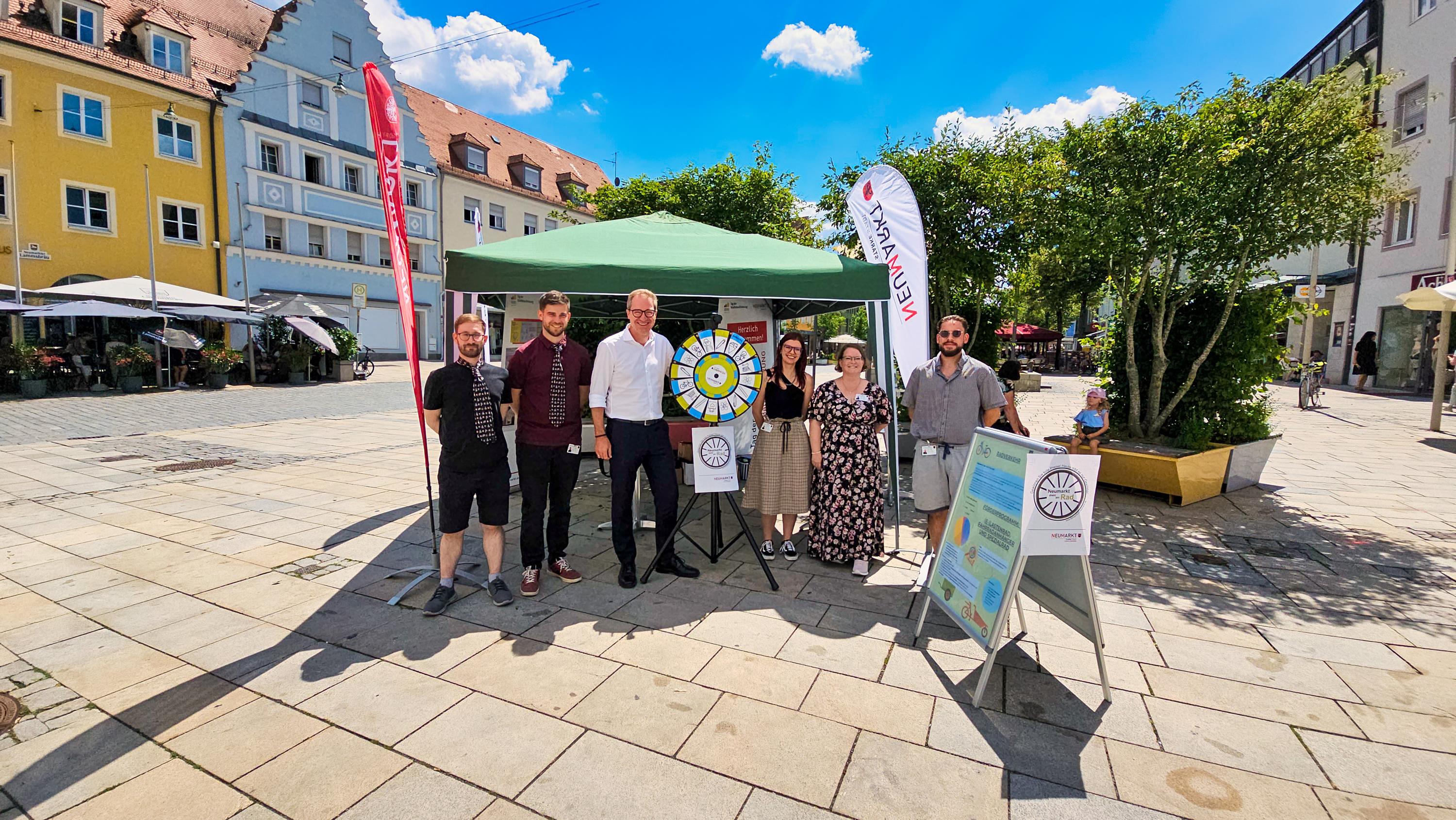 Infostand zu kommunalen Förderprogrammen auf dem Rathausplatz