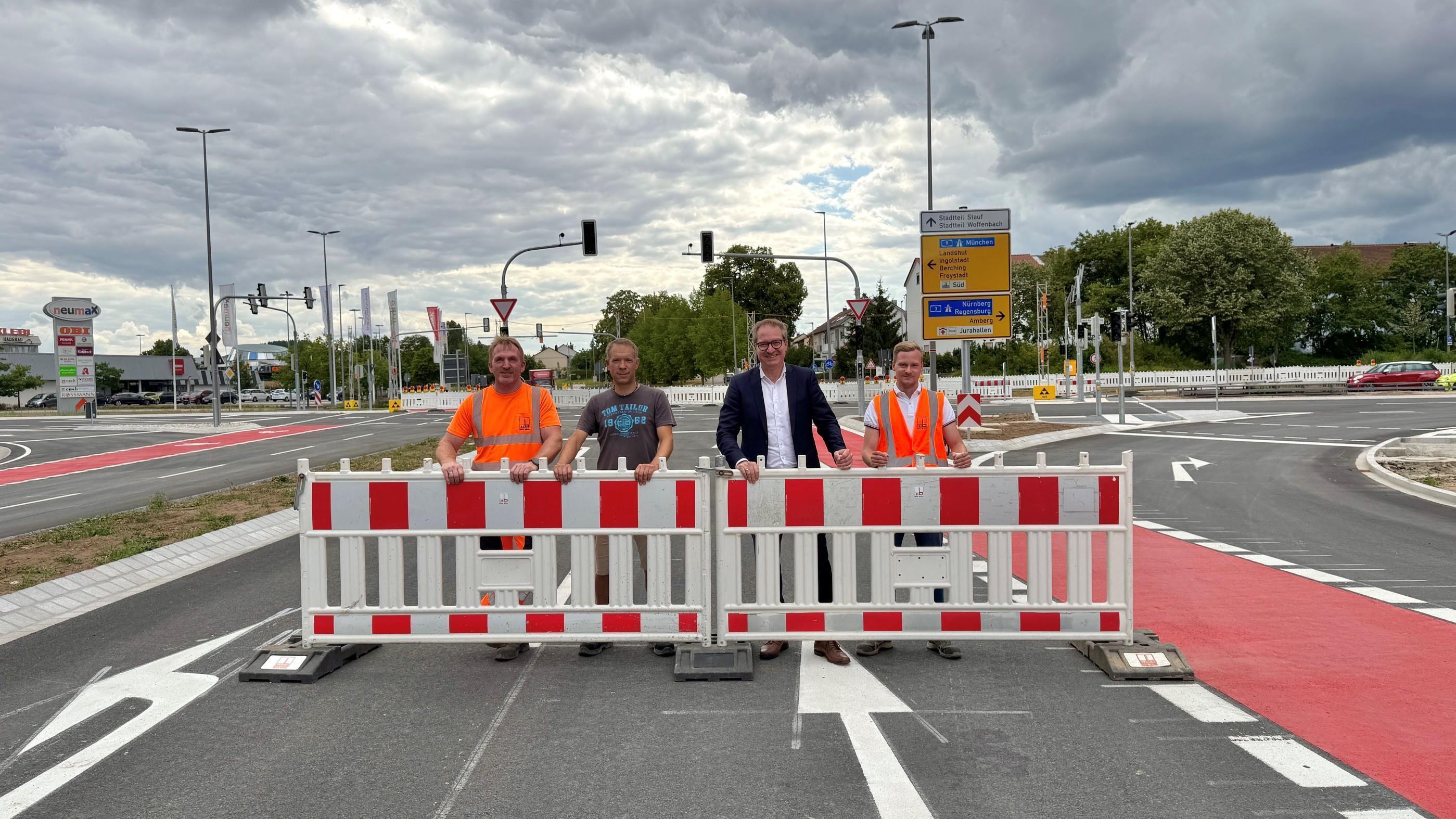 Gerhard Brandl (Polier der Firmengruppe Max Bögl), Andreas Pfindel (Projektleiter der Stadt Neumarkt), Oberbürgermeister Markus Ochsenkühn und Niklas Wanke (Bauleiter der Firmengruppe Max Bögl) freuen sich, dass die OBI-Kreuzung in Kürze freigegeben werden kann. Foto: Lisa Niebler, Stadt Neumarkt